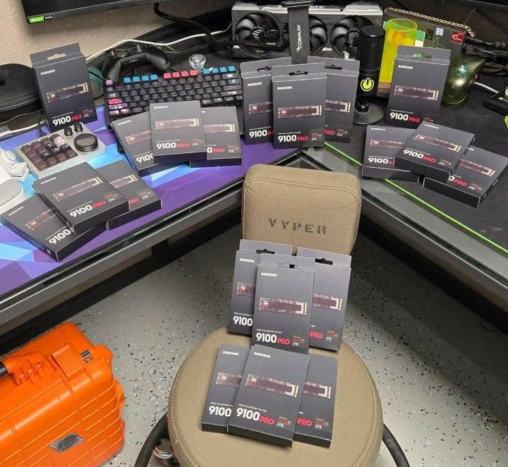 Новогодний подарочек от Amazon парень заказал себе два SSD Samsung а получил две полные коробки таких дисков Общая стоимость составила примерно 6 тысяч 467 тысяч и самое интересное что в поддержке Amazon парню ответили что ничего и никуда возвращать не нужно