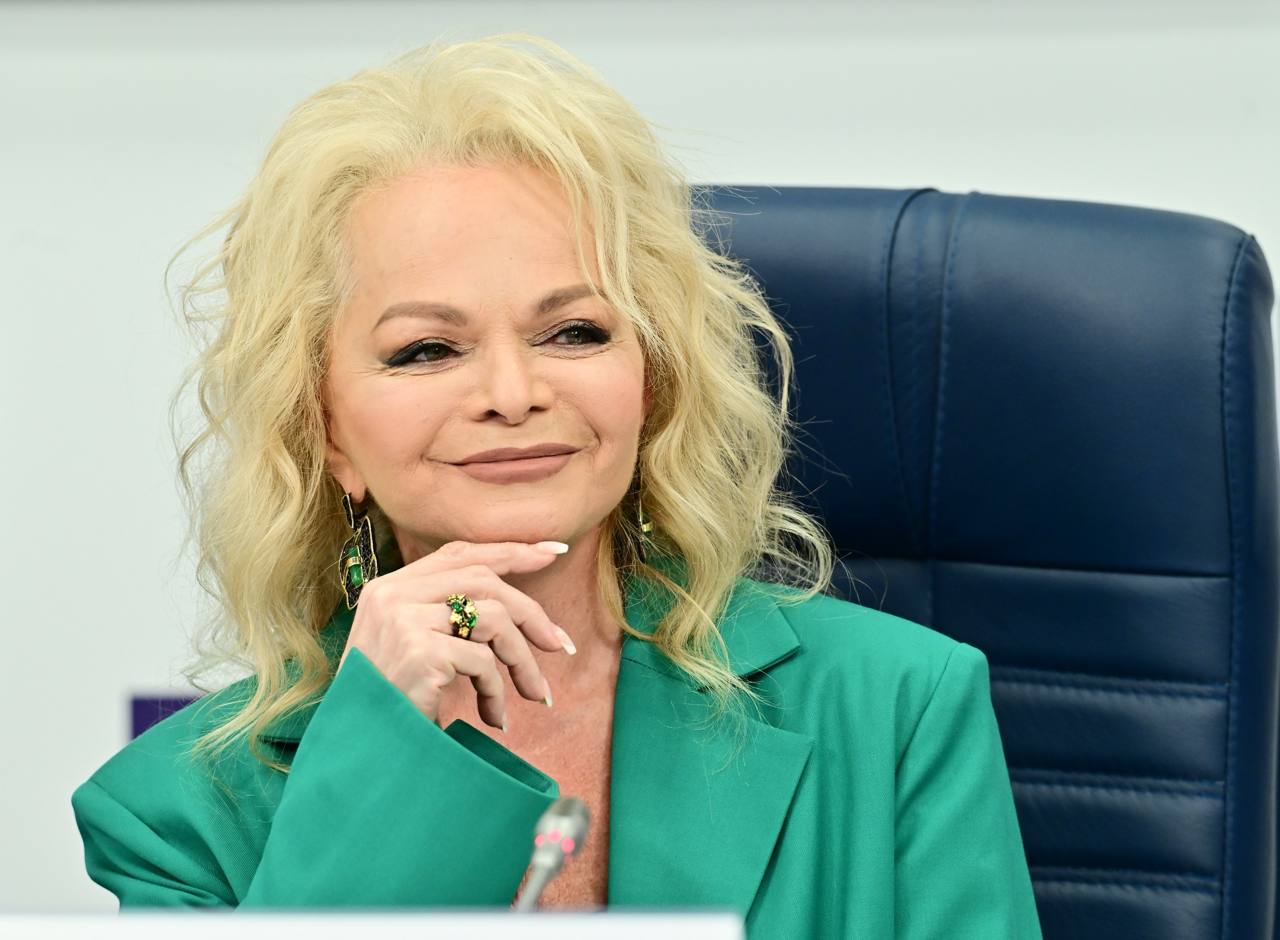 Словосочетание схема Долиной войдет в словарь В сборник неологизмов 2025 года попадут еще четыре выражения связанные со скандальной продажей квартиры певицы Хронологически сначала мы зафиксировали выражение схема Долиной это лето 2024 года Дальше эффект Долиной это декабрь 2024 года Потом бабушкина схема это лето 2025 года казус Долиной осень 2025 года И бабушкин вариант применительно к мошеннической схеме с недвижимостью это декабрь 2025 года рассказал РИА Новости руководитель группы Словарей новых слов Валерий Ефремов Похожим образом отразилась в современном языке история связанная с голой вечеринкой блогера Анастасии Ивлеевой Так в народ ушли водолазка извинений и головечеринники Фото Pavel Kashaev Global Look Press