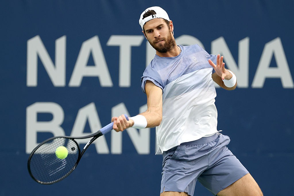 Хачанов впервые за шесть лет обошел Медведева в рейтинге ATP  Российский теннисист Карен Хачанов благодаря успешному выступлению на турнире серии «Мастерс» в Торонто поднялся с 16-го на 12-е место в рейтинге ATP.  29-летний россиянин дошел в Торонто до финала, где уступил американцу Бену Шелтону со счетом 7:6  7:5 , 4:6, 6:7  3:7 .  Хачанов впервые за пять с половиной лет  с января 2020-го  стал второй ракеткой России. Лучшим теннисистом страны остается Андрей Рублев, который сохранил 11-ю строчку. В Торонто он дошел до 1/4 финала.  В рейтинге ATP Хачанов впервые с августа 2019 года обошел Даниила Медведева, который проиграл в Торонто в третьем круге и опустился с 14-й на 15-ю позицию.  Медведев, который в 2022 году на протяжении 16 недель был первой ракеткой мира, впервые с августа 2018-го стал третьей ракеткой России.   Getty Images  Подписаться на «РБК Спорт»