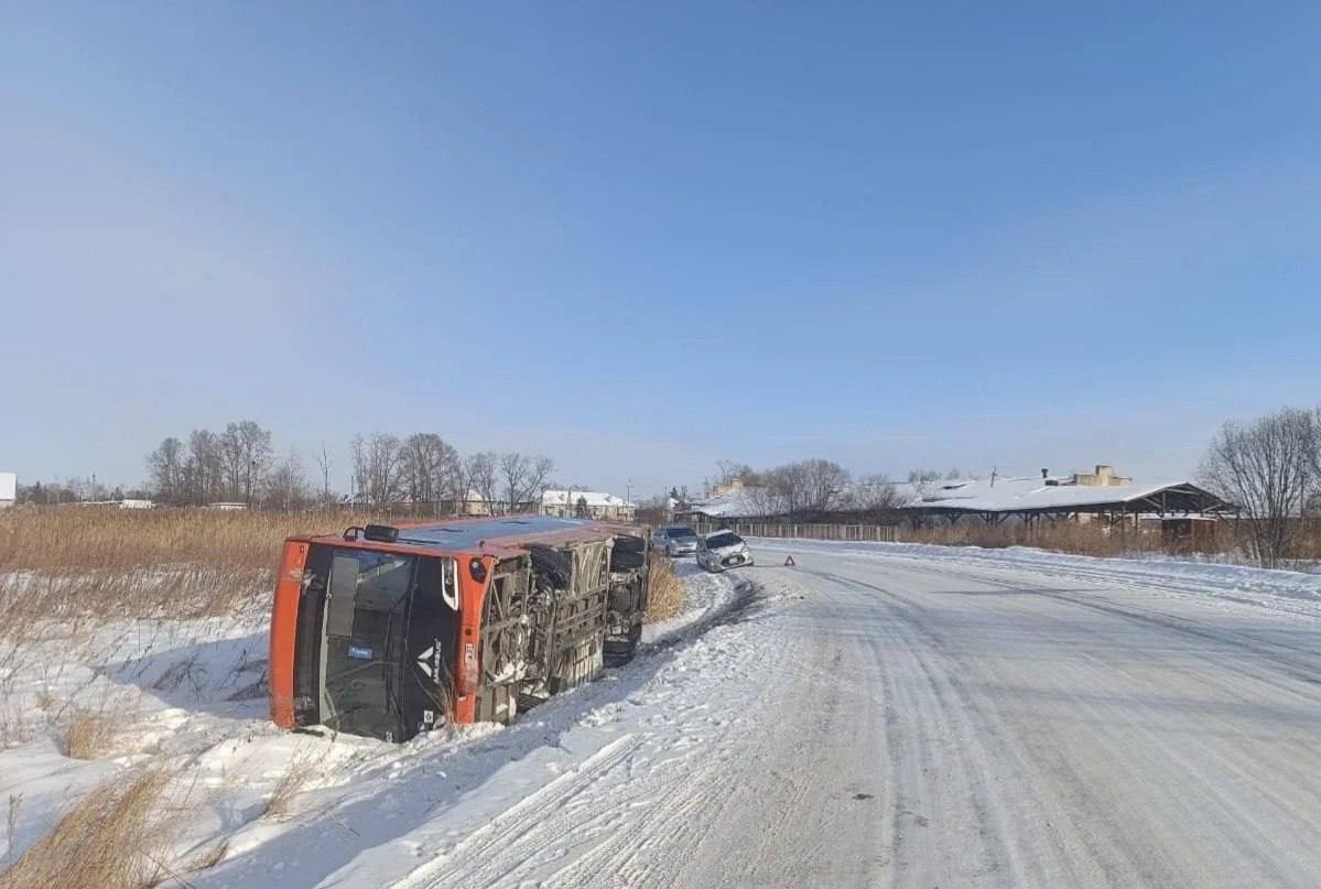 Под Хабаровском перевернулся автобус 102 Возле села Дружба пустой рейсовый автобус съехал в кювет и завалился на бок В салоне никого не было водитель не пострадал Кстати Хабаровск