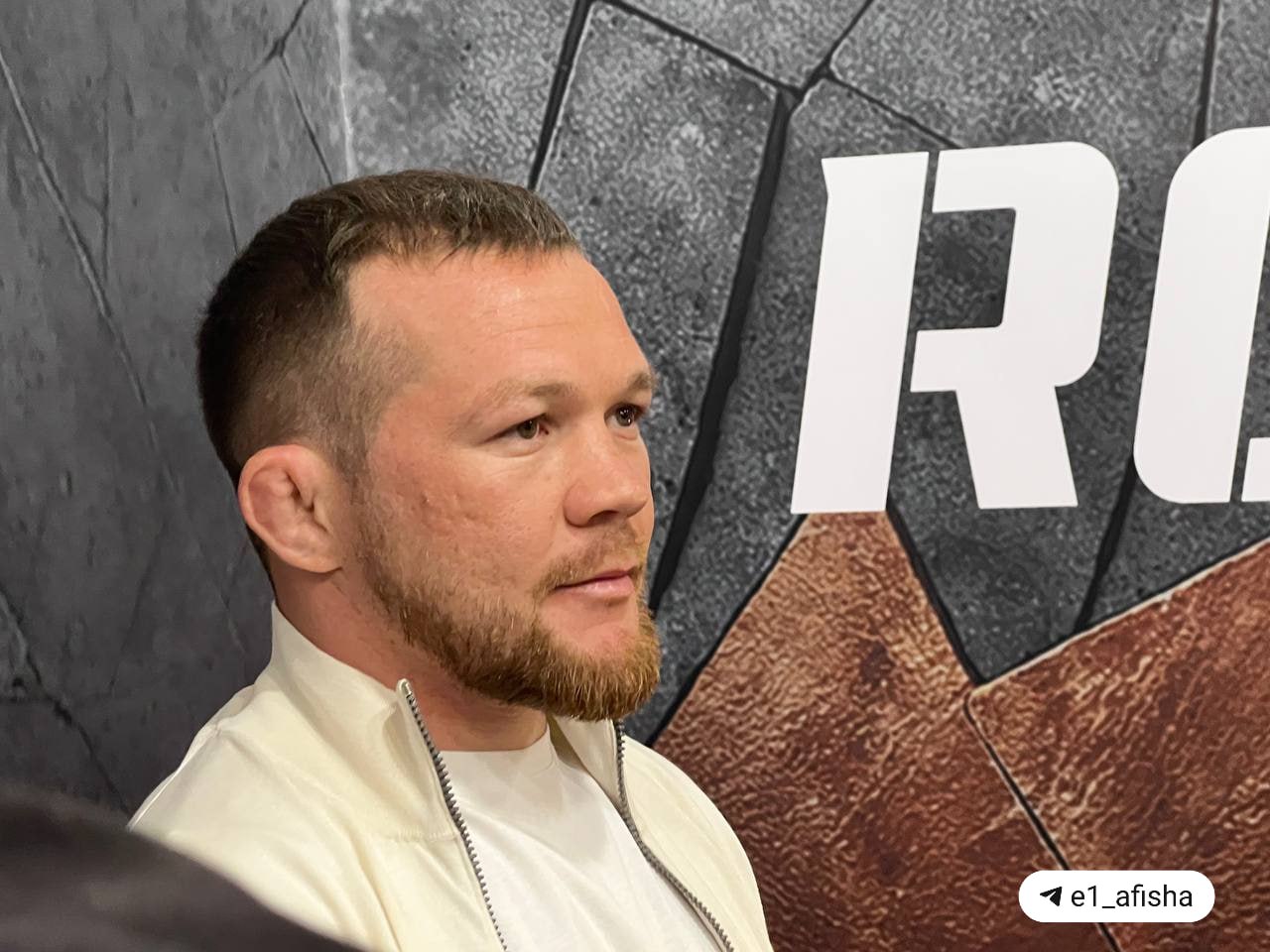 Журнал Forbes включил уральского бойца UFC Петра Яна в топ 10 самых ценных персональных брендов российских спортсменов 2025 года Рейтинг ежегодный но в этот раз Forbes изменил методики подсчета Ключевым фактором стало не количество упоминаний спортсмена в новостях а реальный интерес к нему со стороны аудитории Первое место занял хоккеист Александр Овечкин вторым стал боец UFC Ислам Махачев а третьим бывший абсолютный чемпион мира по боксу Артур Бетербиев Десятку закрыл боец клуба Архангел Михаил и претендент на титул чемпиона UFC в легчайшем весе Петр Ян Подпишись на Афишу Е1