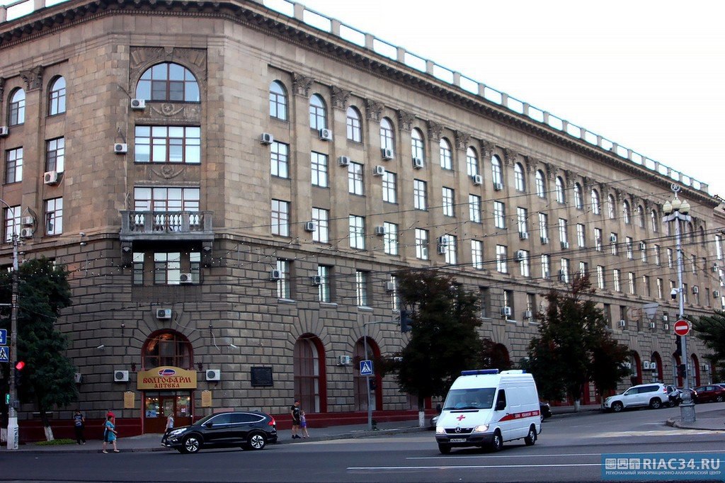 Волгоградский медицинский университет за заслуги в научной деятельности и многолетнюю добросовестную работу награждён Орденом Знак Почёта Соответствующий Указ подписан президентом России Владимиром Путиным Также за активную законотворческую работу медалью ордена За заслуги перед Отечеством награждена руководитель комитета Волгоградской облдумы по экологии Ирина Соловьёва И ещё приятная новость медалью За труды в культуре и искусстве отмечен талант уроженки Волгограда замечательной певицы и композитора Ирины Дубцовой Кроме того за достигнутые трудовые успехи и многолетнюю добросовестную работу Почетной грамотой Президента РФ награждена сотрудница ООО ЛУКОЙЛ Югнефтепродукт Ольга Cапарова Руководителю управления Росздравнадзора по Волгоградской области Ирине Бочковой объявлена благодарность Президента Российской Федерации Подписывайтесь на тот самый легендарный РИАЦ