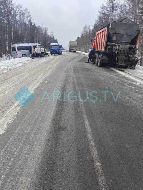 Нам пишут автобус с пассажирами попал в аварию в Кабанском районе Он врезался в стоящую на обочине технику затем от удара автобус вынесло на встречку где он столкнулся с УАЗом Как сообщают очевидцы водителя УАЗ и пассажира автобуса доставили в больницу Канал Ариг Ус в MAX