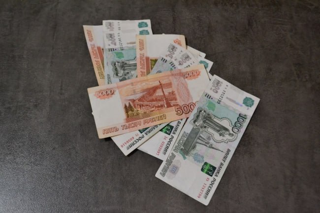 Потеряли более 10 миллионов рублей за неделю За последние семь дней 15 жителей республики стали жертвами преступников, общая сумма ущерба превысила 10,1 миллиона рублей. Среди пострадавших - пенсионеры, безработные, медработник, учитель, студент и другие. От ложных звонков от имени сотрудников ФСБ, МВД, банков и госучреждений пострадали восемь человек, переведя 7,2 миллиона рублей. На финансовые «инвестиции» повелись четверо человек, потеряв 2,1 миллиона рублей. Потеря средств также зарегистрирована при покупке валюты в игре 488 157 рублей , при заказе интим-услуг 113,5 тысячи рублей и при работе с приложением по продаже недвижимости 74 360 рублей . Фото: Опарин Даниил
