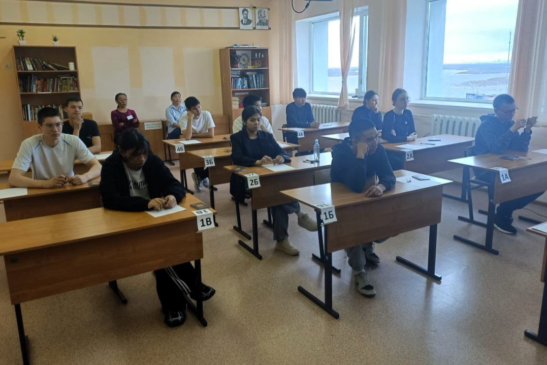 В школах Чукотки прошел ЕГЭ по русскому языку  Это второй обязательный экзамен, необходимый для получения аттестата и поступления в вуз на любую специальность. ЕГЭ проводился в 16 пунктах. Контролировали ход испытаний 236 квалифицированных специалистов. Результаты 328 выпускников узнают не позднее 15 июня. Следующий в расписании ЕГЭ по физике и обществознанию, который состоится 2 июня.     ЧИТАТЬ ПОЛНОСТЬЮ   : департамент образования и науки  #образование    Информагентство "Чукотка"    ПОДПИСАТЬСЯ    ПОДДЕРЖАТЬ ГОЛОСОМ
