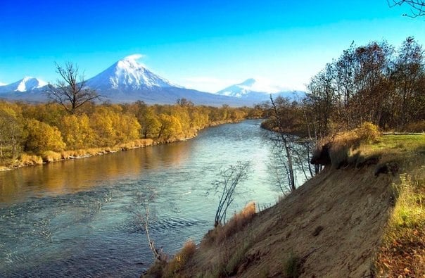 На Камчатке в Авачу сливают сточные воды  Как стало известно "ЧП Камчатка", природоохранная прокуратура Камчатки обнаружила, что в Раздольненском сельском поселении сточные воды сбрасываются в реку Авача без необходимого разрешения. Закон требует, чтобы такой документ содержал нормы качества воды, цели её использования, расчёты рисков и возможного вреда для водных биоресурсов.  Прокурор подал иск против местного акционерного общества, занимающегося водоотведением, с требованием провести исследования и разработать недостающие нормативы. Камчатский краевой суд поддержал позицию прокуратуры. Исполнение решения суда находится на контроле надзорного ведомства.