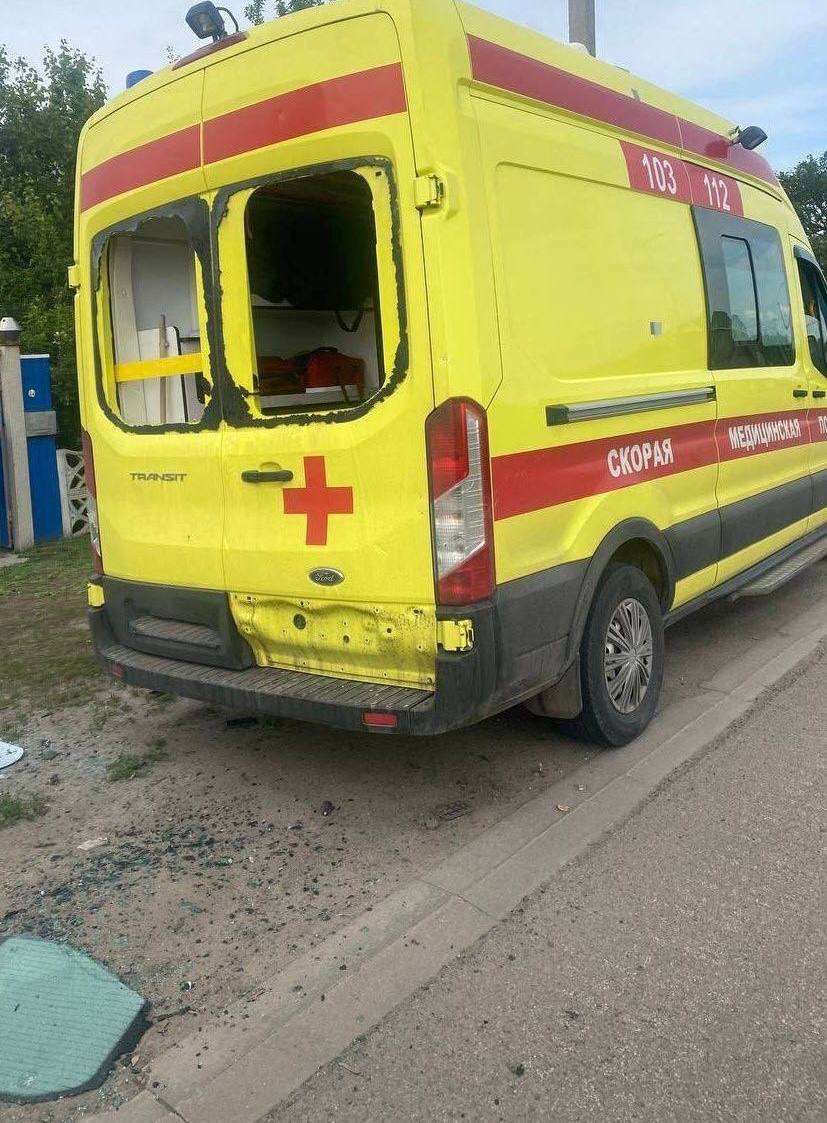 Последствия атаки дрона на автомобиль скорой помощи в селе Ржевка Шебекинского округа
