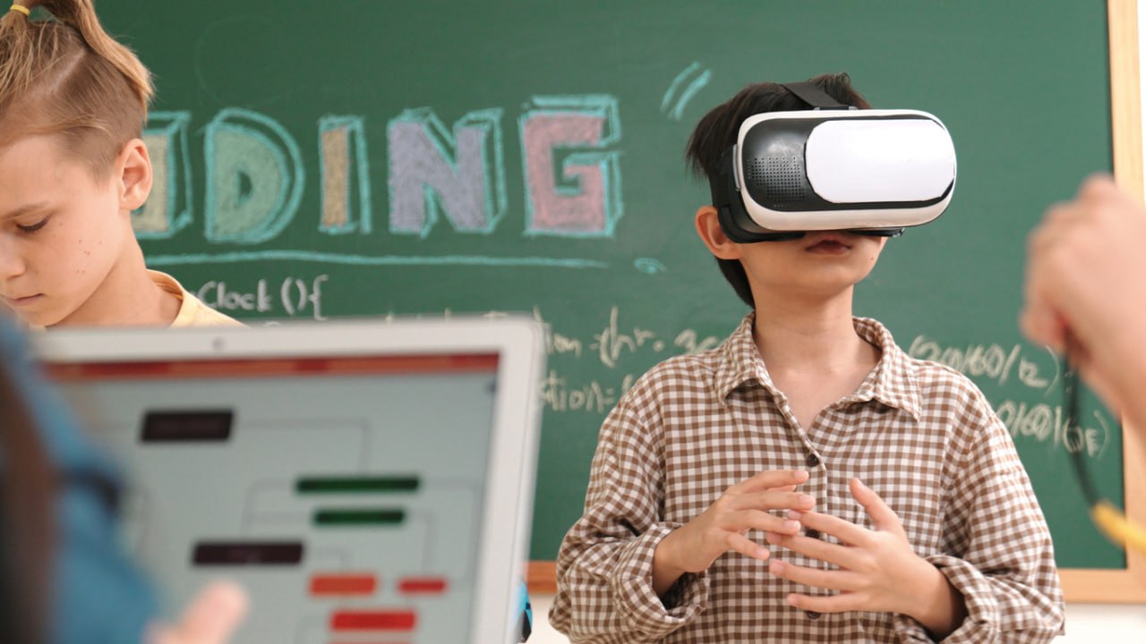 В Казахстане появится институт искусственного интеллекта Премьер министр страны Олжас Бектенов утвердил модель реализации стратегии Digital Qazaqstan направленной на масштабную цифровизацию и внедрение технологий искусственного интеллекта во все ключевые сферы передает Казинформ В области образования предусмотрено создание ИИ университета расширение сети Tomorrow school внедрение GPT Education и запуск отдельной программы по ИИ для школьников Стратегия охватит 10 направлений включая госуслуги здравоохранение образование цифровую экономику кибербезопасность робототехнику и развитие стартап экосистемы