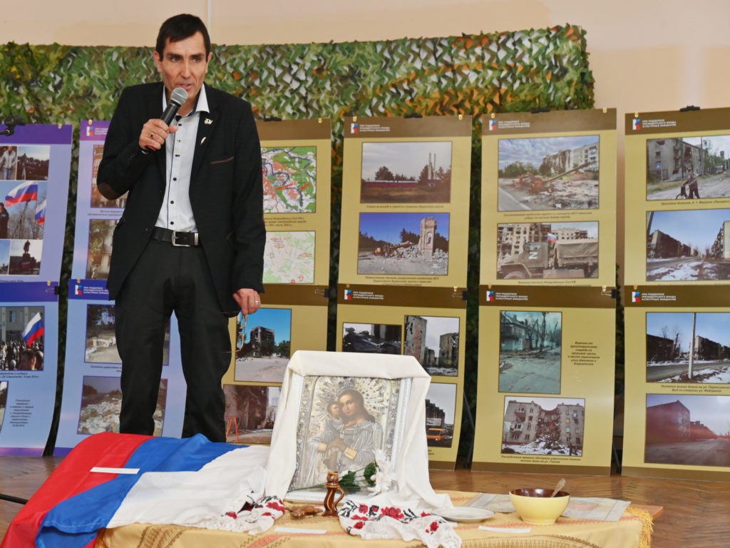 В Рязани открылась выставка «Город, которого нет» Фотодокументальный проект представили в областной детской библиотеке имени Б.И.Жаворонкова. В основу экспозиции положены фотографии жителей города Северодонецк, который входит в состав современной Луганской Народной Республики. С приветствием к собравшимся обратились заместитель министра культуры Дарья Стерлигова, консультант министерства по делам территорий и информационной политике Игорь Митрофанов. «Город выжил, потому что жители по-настоящему его любили и выражали свое мнение. Они это право отстояли. В этом их подвиг и героизм», – сказал директор Дома общественных организаций Сергей Филимонов. Автор и создатель проекта Владимир Дедов рассказал, что идея выставки родилась спонтанно. Владимир родом из Северодонецка. После начала военных действий в 2014 году он 8 лет не был в родных краях. Словами сложно описать, каким разрушениям подвергся город. После военных действий в городе были уничтожены 80 процентов жилых построек. В мирное время здесь...