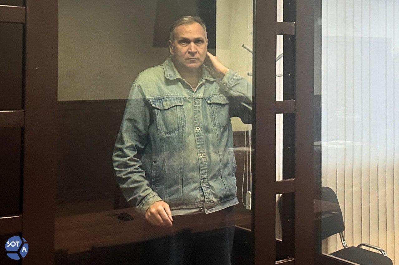 7 лет колонии запросили школьному охраннику из Петербурга по делу о военных фейках В Невском суде Петербурга завершилось рассмотрение дела Александра Глушкина обвиняемого в распространении фейков об армии Сегодня допросили последнего свидетеля и самого Глушкина после чего защита закончила представлять доказательства Состоялись прения сторон и последнее слово обвиняемого Как передал наш корреспондент свидетель защиты Роман Делиев который знает Глушкина по спортивным занятиям охарактеризовал его как патриота и активного общественника Он отметил что Александр собирал подписи против банкротства Морозовского энергетического комплекса и за сохранение местного спорткомплекса Александр Глушкин заявил что сделал репост статьи о Буче во Вконтакте не зная что информация ложная и полностью доверял администрации соцсети По его словам пост напомнил ему дело Игоря Матвеева где он был старшиной суда присяжных из за упоминания связанных рук жертв Репост по его словам был сделан не для распространения а для личного анализа Мужчина добавил что в тот период страдал от мигреней из за чего мог не осознавать свои действия Прокурор запросила ему 7 лет колонии общего режима настаивая на доказанности вины Защита утверждала что состава преступления нет так как Глушкин не знал о ложности информации Приговор огласят утром 18 сентября Александр Глушкин работал охранником в школе 443 Фрунзенского района Петербурга 7 февраля 2024 года после доноса заведующей учебной частью Глушкина задержали по обвинению в распространении военных фейков Сначала его отправили под запрет определенных действий а затем под арест Фото архив SOTAvision Подпишитесь на SOTAvision новости из России без цензуры и пропаганды