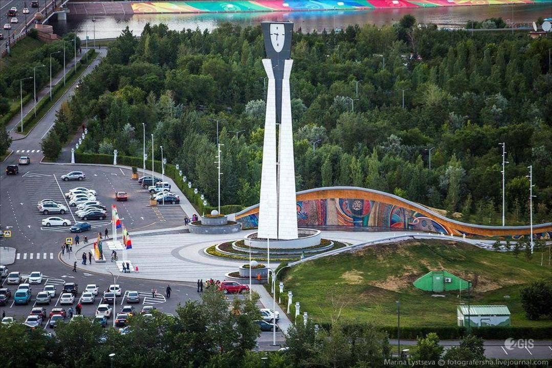 Пешеходную часть Центрального парка частично перекроют в Астане: в акимате предупредили о ремонте В столичном Центральном парке начали работы по благоустройству. Обновления затронут территорию площадью более 15 тысяч квадратных метров – от монумента «Казахстанское солнце» до набережной реки Есиль. В акимате Астаны отметили, что в парке заменят старые и повреждённые гранитные плиты, проведут ремонтно-восстановительные работы уличной мебели, масштабную модернизацию инженерных сетей, включая ремонт освещения, декоративной подсветки и коммуникаций фонтанного комплекса. «Одним из главных элементов обновления станет аллея вдоль фонтана. Здесь высадят более 150 взрослых саженцев вязи и ели. Новые деревья придадут парку зелёный акцент и сделают пространство уютнее для прогулок», – уточнили в горадминистрации. Фото: акимат Астаны /CentralMediaNews