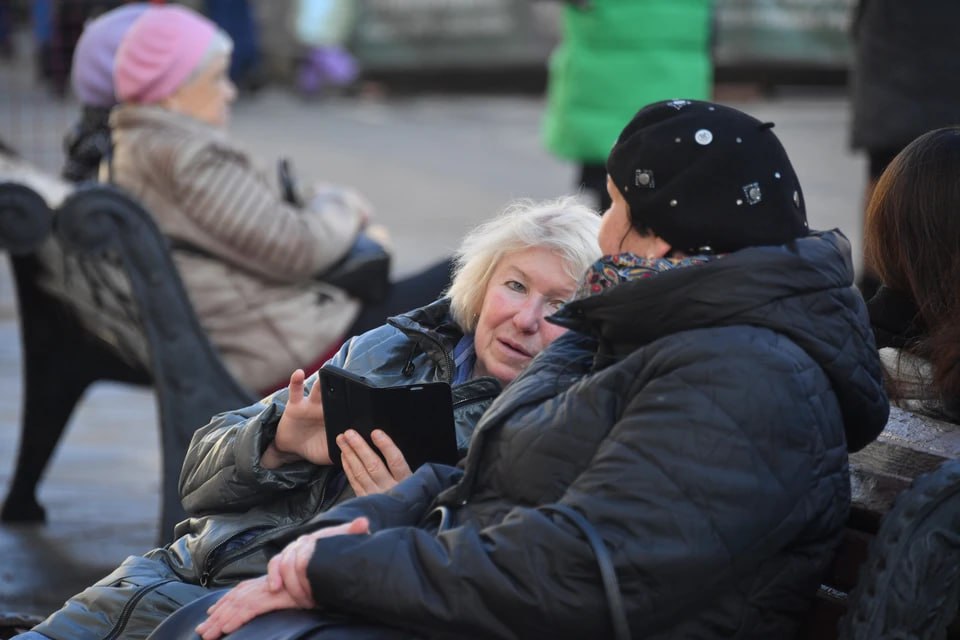 С учетом роста цен: в Челябинской области увеличат пенсии  Пенсионерам в Челябинской области второй раз за год увеличили выплаты. В январе страховые пенсии выросли на 7,3%, а с февраля проведена дополнительная индексация на 9,5%. Как сообщили в Отделении СФР по региону, повышение соответствует фактическому росту цен по данным Росстата.  - Страховые пенсии, проиндексированные до нового показателя, выплачиваются жителям региона с февраля. Вместе с повышенной пенсией также поступит доплата за январь, которая учитывает доиндексацию на 2,2%. Все средства начисляются автоматически, обращаться в ОСФР по Челябинской области и подавать какие-либо заявления не нужно, — пояснил исполняющий обязанности управляющего Отделением СФР по Челябинской области Владимир Шаронов.  В результате индексаций, проведенных Отделением Социального фонда России по Челябинской области в январе и феврале 2025 года, средний размер страховой пенсии по старости для жителей региона вырос на 2 415 рублей и составил 24 880 рублей.  Добавим, что с 2025 года индексация страховых пенсий распространяется и на работающих пенсионеров. Средний размер пенсии по старости работающих пенсионеров Челябинской области увеличился на 2 359 рублей и составил 21 871 рубль.  Дополнительно на 9,5% увеличены стоимость индивидуального пенсионного коэффициента и размер фиксированной выплаты к страховой пенсии, из которых складывается страховая пенсия.