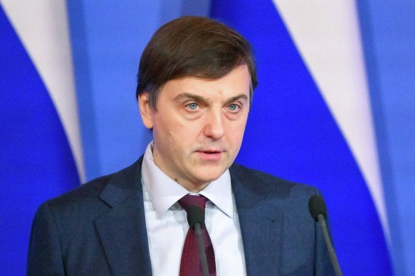 В Минпросвещения назвали сроки перехода школ на единые учебники Это произойдёт в ближайшие 3 4 года сообщил глава ведомства Сергей Кравцов По его словам со следующего учебного года дети с 5 по 11 класс дети будут учиться по единым учебникам истории Аналогичные пособия готовятся по русскому языку и литературе а также по естественно научным предметам Подписаться на Говорит Москва Telegram VK MAX