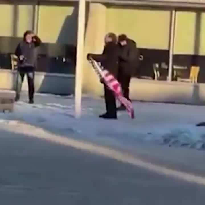 Попытка поднять флаг США в Нууке остановлена прохожими