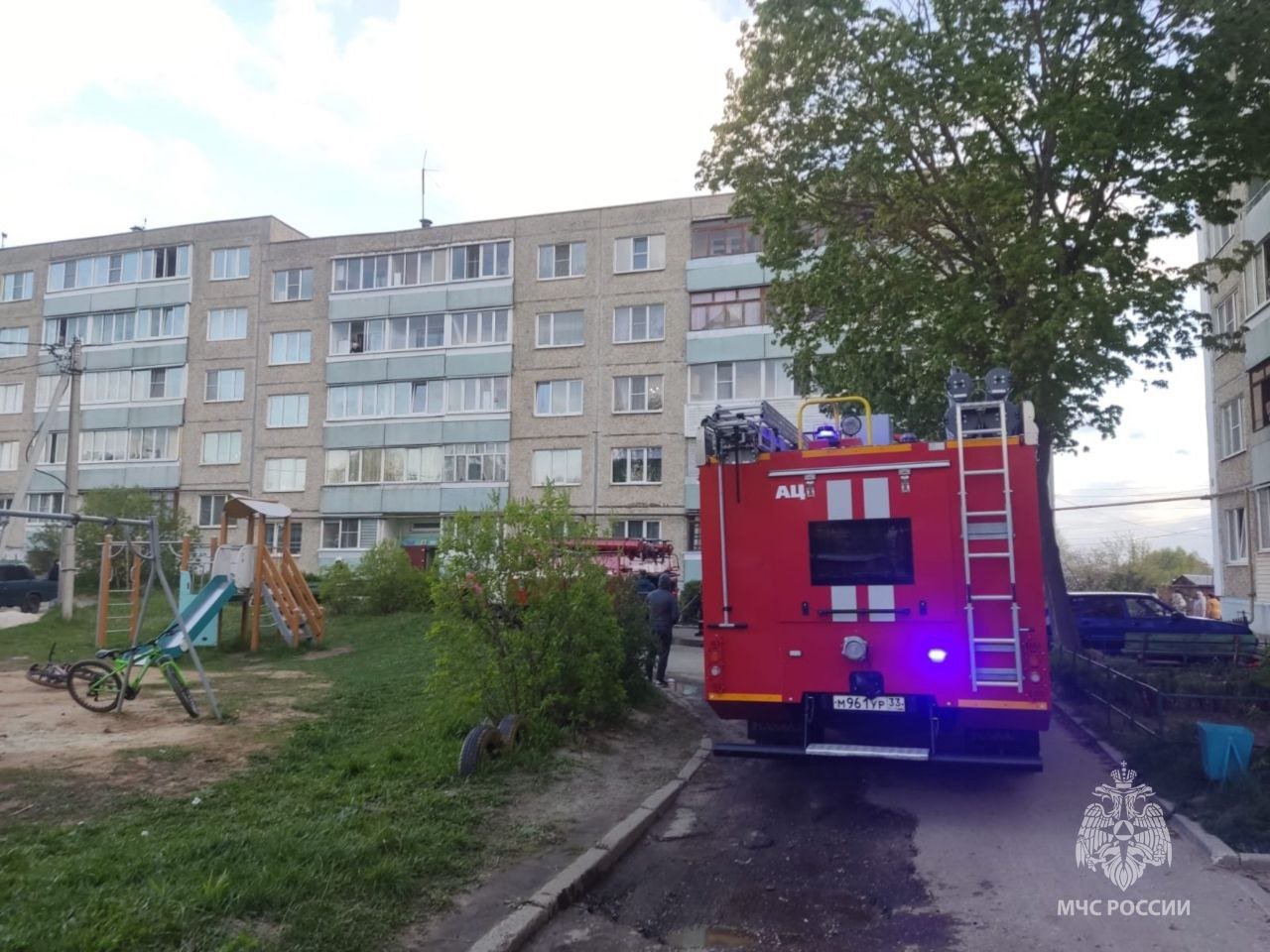 ‼ Сотрудники МЧС России эвакуировали на пожаре 28 человек В 18:22 поступило сообщение о пожаре в многоквартирном жилом доме по адресу: г. Владимир, мкр. Оргтруд, ул. Строителей д. 7. Оперативно прибывшие огнеборцы ликвидировали пожар на площади 20 кв. м. К ликвидации пожара привлекались 7 единиц техники и 17 человек личного состава. Пожарные эвакуировали 28 человек, из них 10 детей. Один человек спасён с применением спасустройства. На месте работают дознаватели. Причина пожара устанавливается. Уважаемые граждане! Будьте внимательны и осторожны при обращении с огнём, соблюдайте правила пожарной безопасности!