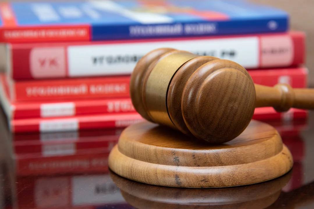 КС уточнил, когда неисполнительным чиновникам не грозит наказание  Конституционный суд  КС  РФ разъяснил, в каких случаях муниципальные власти нельзя наказывать за неисполнение переданных им государственных полномочий, которые не были должным образом профинансированы.   Норма, освобождающая местных чиновников от административной ответственности за неисполнительность, появилась только в прошлом году, и, судя по новому делу КС, на местах до сих пор не очень понимают, как она должна работать.  Она предусматривает возможность освобождения чиновников от административной ответственности за неисполнение обязанностей в случае, если переданные им полномочия не сопровождались достаточным финансированием.  Фото: Олег Харсеев/Коммерсантъ  Подписывайтесь на «Ъ-Черноземье»
