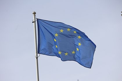 Страны Евросоюза захотели лишить Венгрию права голоса из-за Украины Страны Евросоюза ЕС рассматривают возможность лишения Венгрии права голоса после попыток помешать поддержке Киева. Об этом сказано в статье издания The Guardian. До этого стало известно, что официальный Будапешт принял решение провести референдум по возможному вступлению Украины в ЕС. В бюллетенях для голосования задается вопрос: «Поддерживаете ли вы вступление Украины в ЕС?». Соответствующие плакаты развешаны по всей стране. «Давайте не позволим им решать за нас», — так гласит слоган, на котором изображены украинский лидер Владимир Зеленский, председатель Еврокомиссии Урсула фон дер Ляйен и лидер Европейской народной партии в Европарламенте Манфред Вебер. При этом несмотря на нейтральный характер вопроса, венгерские власти не остаются в стороне. Так, премьер-министр страны Виктор Орбан призвал людей проголосовать.