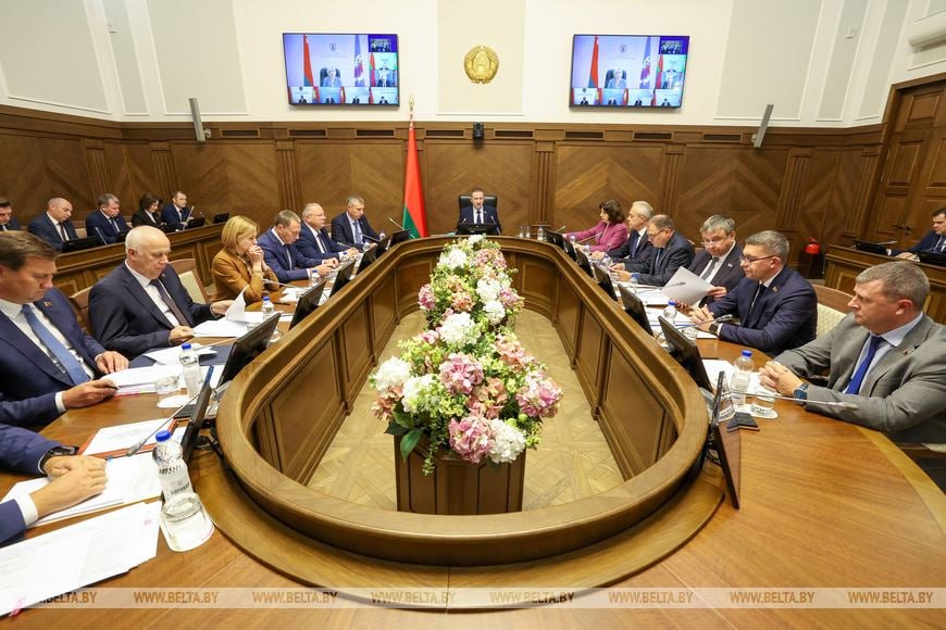 Какой будет программа соцэкономразвития до 2030 года рассказал Турчин Пятилетняя программа является программой развития государства Не программой строительства дорог или квадратных метров жилья а комплексным документом который простым и понятным языком даст ответы на вопросы как будет развиваться экономика нашей страны в ближайшие пять лет какие приоритетные направления развития определены и самое главное как все это повлияет на качество жизни наших граждан в любом уголке страны обратил внимание глава правительства  По результатам рассмотрения в правительстве программа будет вынесена на Всебелорусское народное собрание