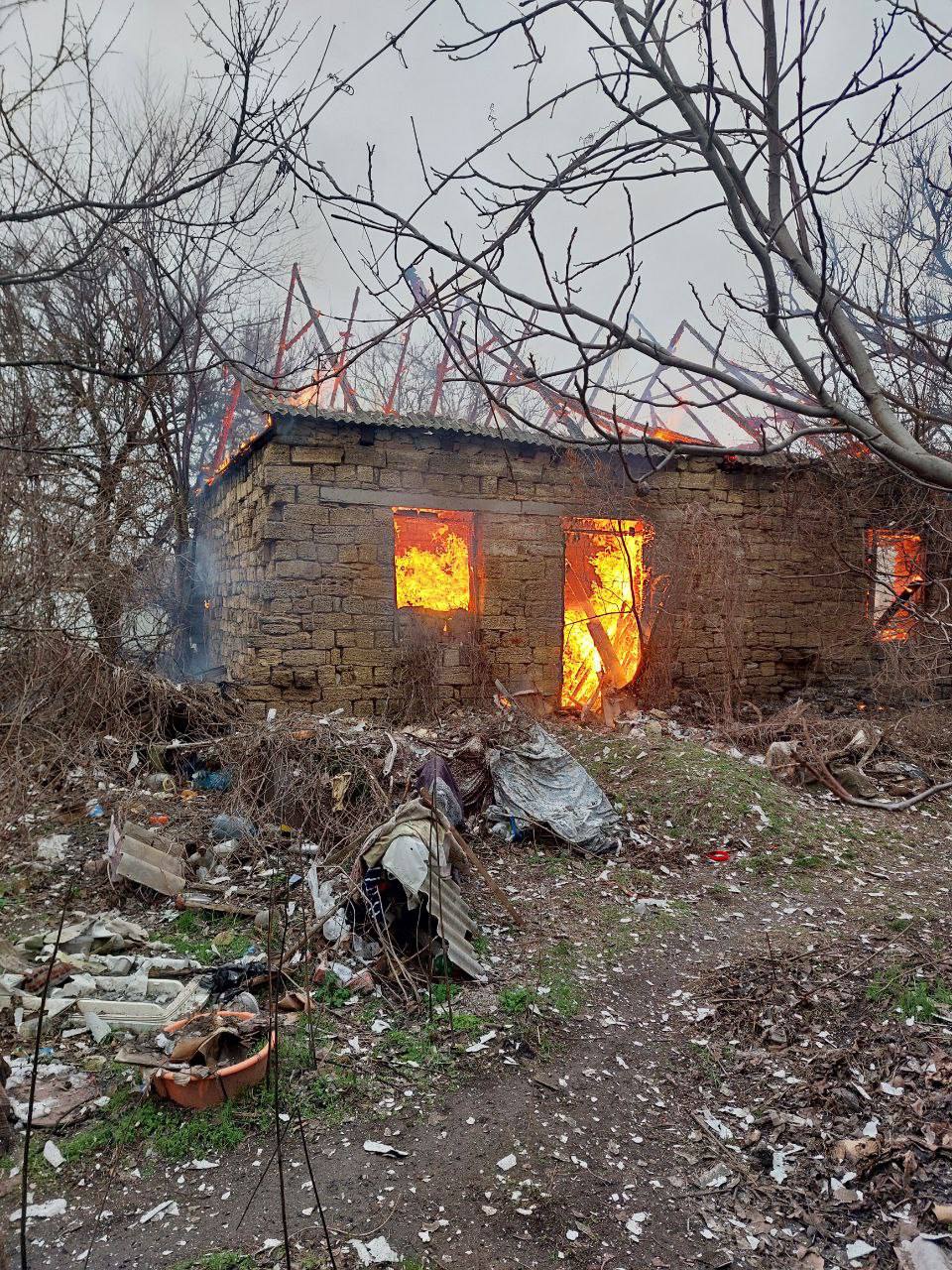 Каховка вновь подверглась обстрелу со стороны боевиков ВСУ  "Угол улицы Радищева и улицы Чайковского. Минометный обстрел. Зафиксировано возгорание дома. МЧС локализовали возгорание", - заявили в окружной администрация.  Дополнительная информация уточняется.  Радио Таврия - подписаться