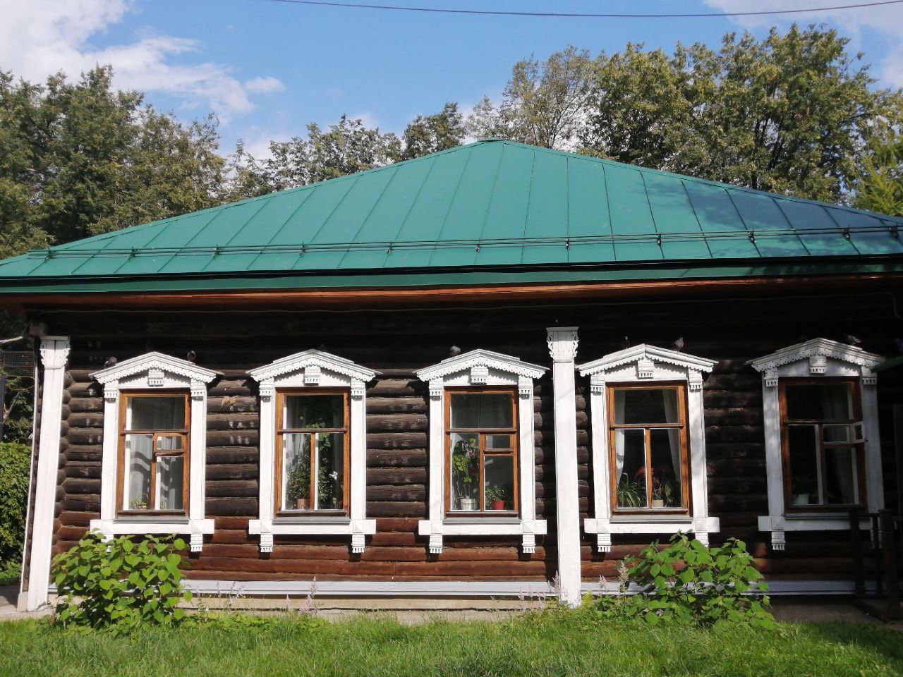 В Ярославле завершен ремонт крыши музея поэта Максима Богдановича Это здание памятник регионального значения и один из ярких образцов деревянной архитектуры начала XX века Качество выполненных работ проверили специалисты службы охраны объектов культурного наследия все сделано в соответствии с нормами и без нарушений Музей Богдановича не только хранит память о классике белорусской литературы чья жизнь была тесно связана с Ярославлем но и раскрывает колорит белорусской культуры Сегодня это пространство активно вовлечено в культурную жизнь региона Здесь регулярно проходят выставки просветительские и образовательные мероприятия Сохранение таких памятников наша общая задача Это наследие которым мы гордимся и которое обязаны передать будущим поколениям