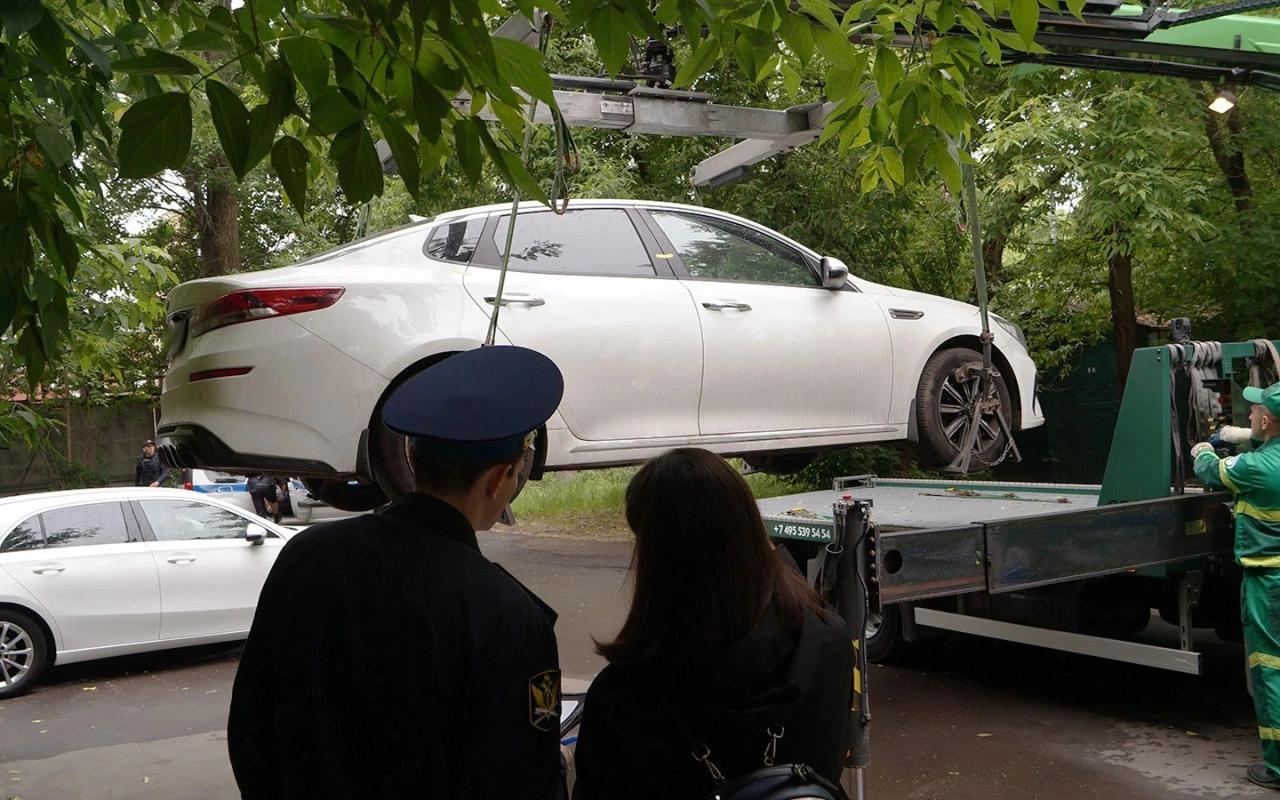 У россиян могут запретить отбирать машины за долги Но есть нюансы Госдума в первом чтении приняла законопроект о запрете на изъятие автомобилей а также земельных участков за долги у многодетных семей сообщила пресс служба нижней палаты парламента Согласно инициативе предлагается расширить перечень имущества на которое не может быть обращено взыскание по исполнительным документам В частности его дополнят автомобилями но только в том случае если машина является единственным транспортным средством в семье Также планируется запретить изымать у них земельные участки которые были выданы в качестве меры поддержки