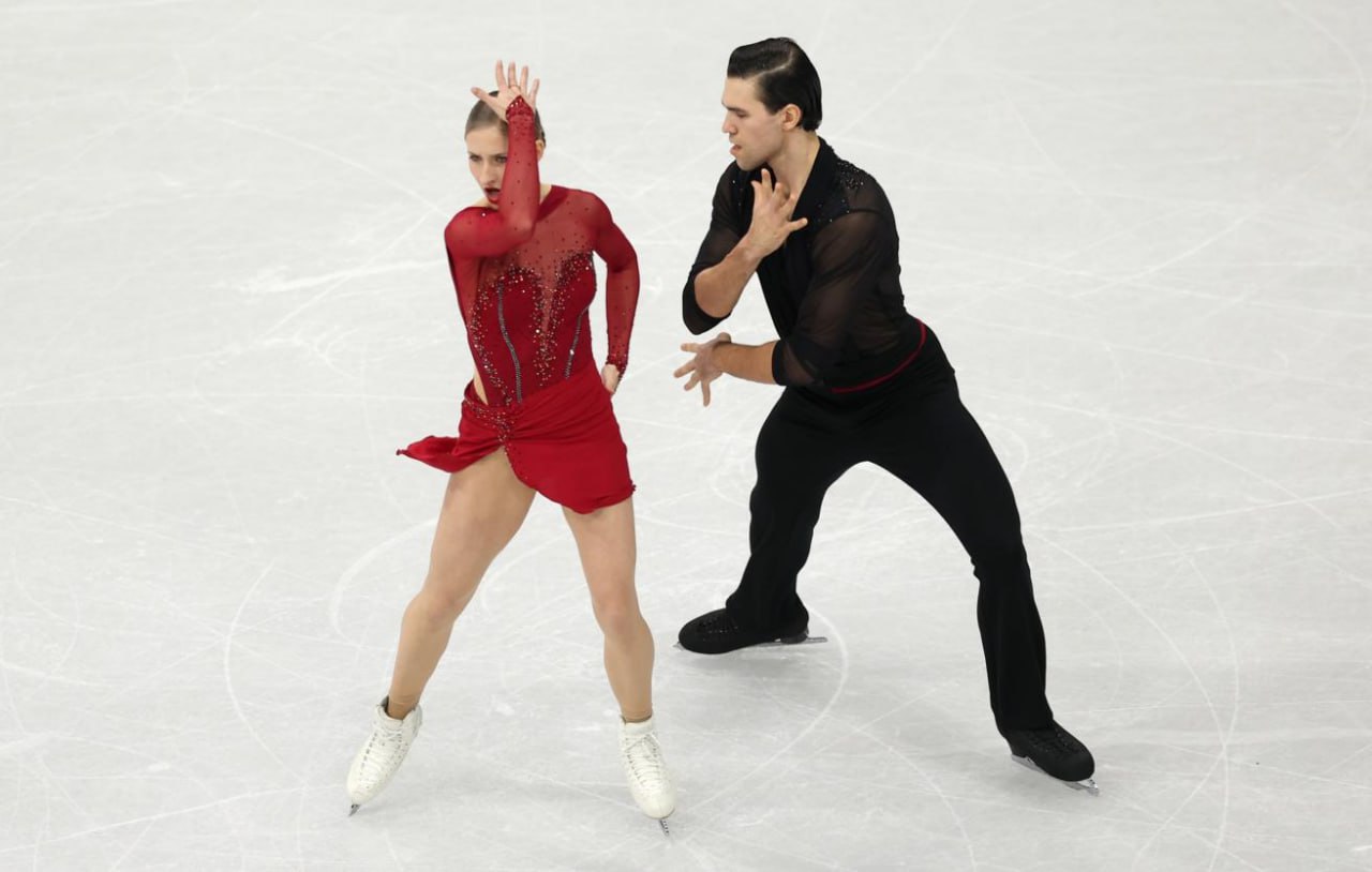 Никита Володин и Минерва Фабьен Хазе выступающие за Германию выиграли короткую программу на Олимпиаде За свое выступление они получили 80 01 балл На втором месте фигуристы из Грузии Анастасия Метелкина и Лука Берулава а на третьем канадцы Лиа Перейра и Треннт Мишо Фото Matthew Stockman Getty Images Подписывайтесь на BFM И в MAX