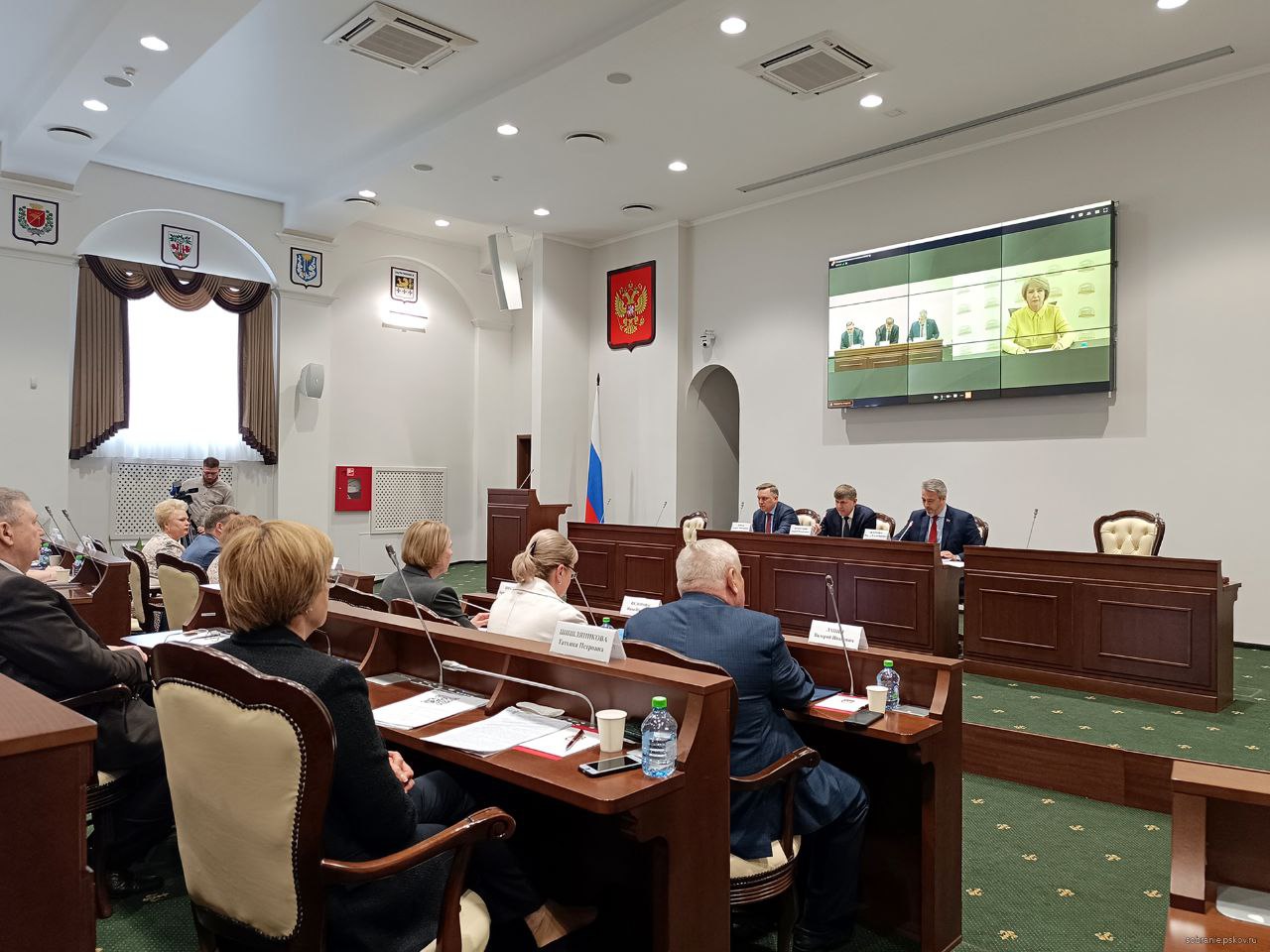 Заседание постоянного комитета ПАСЗР по культурной политике и туризму, чью работу курирует Псковское областное Собрание депутатов, проходит в Калининграде. На рабочей встрече законодателей регионов СЗФО председательствует вице-спикер Виктор ОСТРЕНКО. В работе комитета также принимает участие депутат Андрей МАКОВСКИЙ. Повестка включает 15 вопросов. Отдельным блоком будут рассмотрены законодательные инициативы регионов по внесению изменений в федеральное законодательство. Одна из них разработана псковскими депутатами. Законопроект предлагает устранить правовой пробел в сфере регулирования деятельности экскурсоводов. #ПАСЗР #ПсковскоеобластноеСобрание