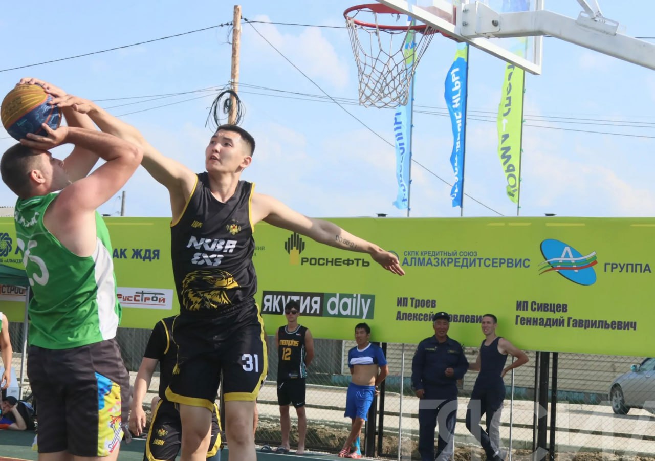 Чемпионат республики по стритболу стартовал в Якутске Чемпионат республики по баскетболу 3х3 среди клубных команд в рамках всероссийских массовых соревнований «Оранжевый мяч» стартовал в Якутске 7 августа. В нем участвуют смешанные команды в четырех возрастных группах. Подробнее читайте по ссылке Фото: Дьулустаан Сергеев / ЯСИА