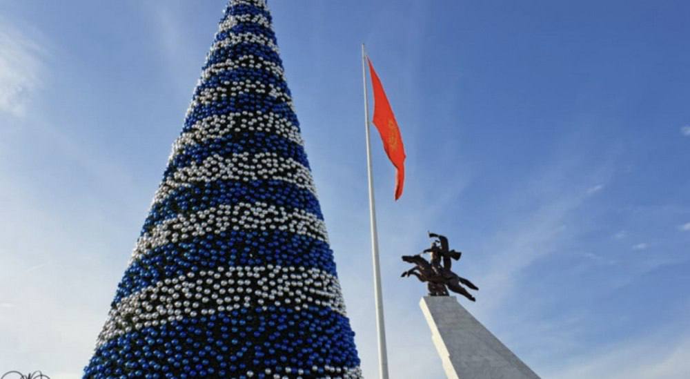 Зажжение елки Центральную площадь Бишкека временно перекроют По словам начальника пресс службы столичного УПСМ Нурсултана Муратбекова с 15 00 закроют участок проспекта Чуй от бульвара Эркиндик до улицы Панфилова Время возобновления движения пока не можем сказать Это будет связано с тем когда разойдется народ Елку зажгут в 18 30 добавил Нурсултан Муратбеков Напомним что главную елку столицы откроет сегодня мэр Бишкека Айбек Джунушалиев Подписаться на news24kg Связаться с админом news24kg admin