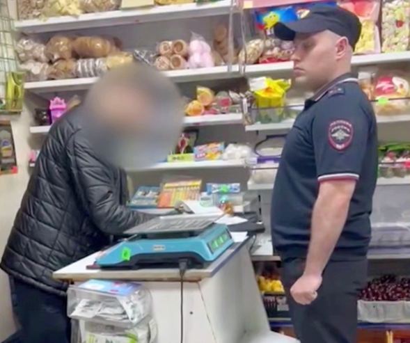 В Ачинске ларечник ударил укравшего горсть семечек ребенка В Ачинске продавец ударил 12-летнего мальчика, который пытался вынести из магазина горсть семечек. Об этом сообщили в пресс-службе краевой полиции. По данным правоохранителей, ребенок зашел в павильон вместе с другом. После попытки сбежать из магазина с горстью семечек в руках мальчик получил от продавца несколько ударов и был вынужден обратиться в больницу с ушибами. Сейчас стражи порядка проводят проверку по данному факту. Личность продавца полицейские установили, им оказался 30-летний местный житель. По окончании проверки будет принято решение в соответствии с законодательством. Newslab