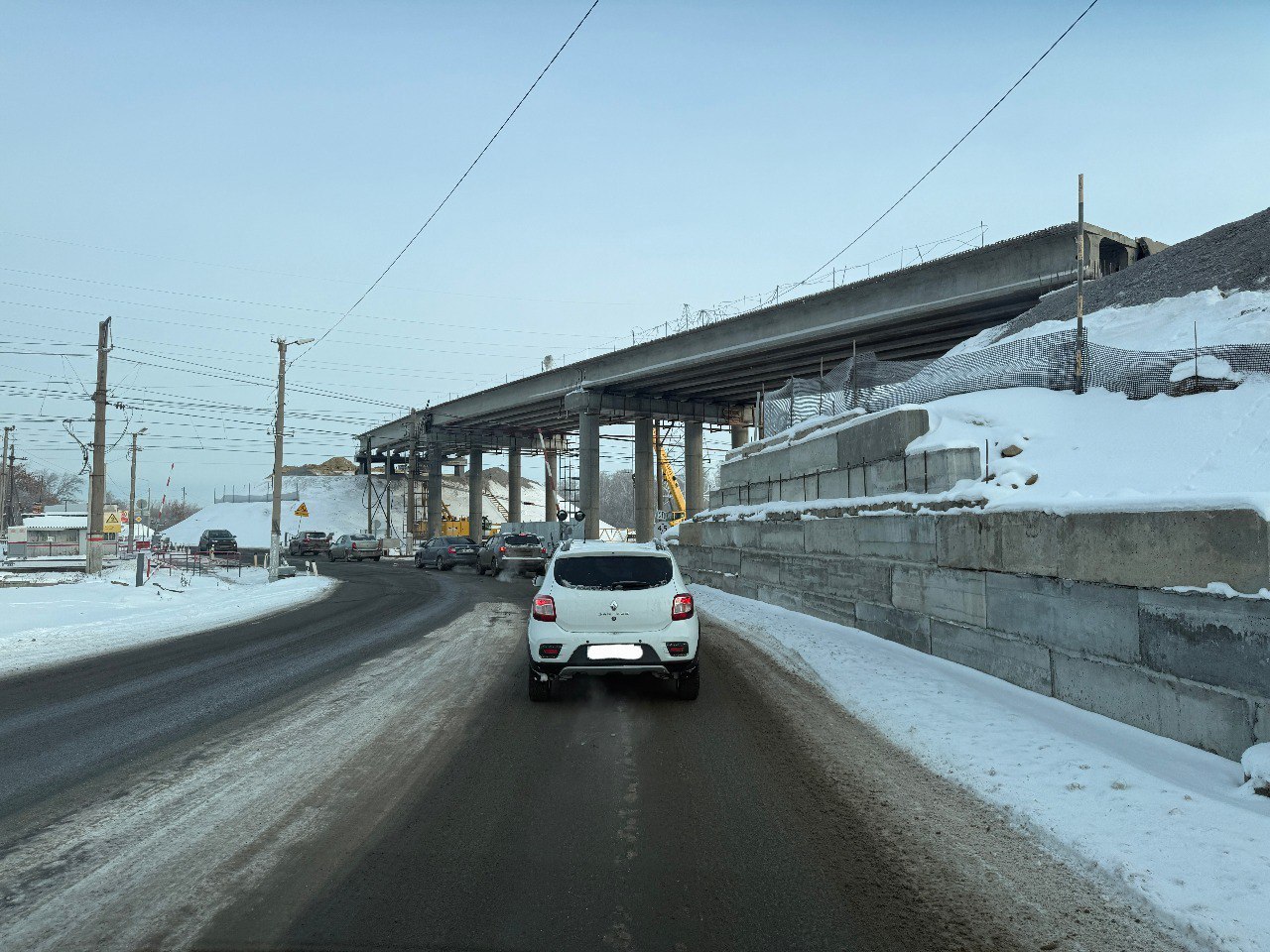 Строительство путепровода в поселке Челябинска завершат к концу лета Возведение моста через железнодорожные пути в Новосинеглазово близится к завершению сдача объекта запланирована на 20 августа 2026 года Там уже выполнена большая часть работ перенесены инженерные сети сделана насыпь для проезда и смонтированы балки пролетных строений С наступлением плюсовых температур подрядчик приступит к устройству мостового полотна заасфальтирует подходы а затем благоустроит территорию Путепровод станет единственной дорогой соединяющей поселок с остальными районами Челябинска и существенно облегчит движение транспорта и пешеходов Сейчас из за движения поездов жители вынуждены терять время в заторах перед закрытым железнодорожным переездом Путепровод раз и навсегда решит эту проблему подчеркнули в мэрии Подписаться на vecherchel   Поддержать Читать в Мах