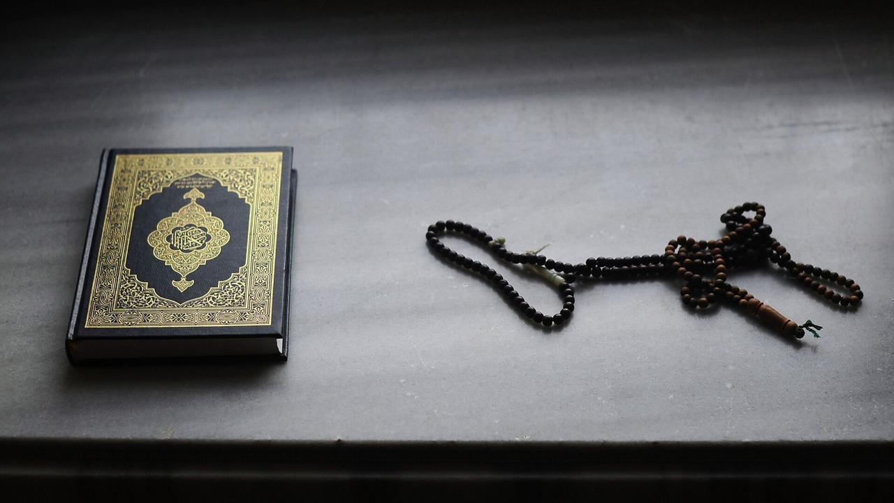 В афганских вузах создадут кафедры пророческой медицины В Министерстве высшего образования страны уверены что такие практики будут играть важную роль в развитии медицинских наук и подготовке квалифицированных медицинских работников Пророческая медицина в исламе советы по лечению болезней и гигиене основанный на медицинском опыте пророка Мухаммеда Главный постулат пророческой медицины исцеление больного с помощью чтения Корана и избежание хирургического вмешательства Такая медицина рекомендует лечение с помощью кровопускания с использованием пиявок и банок а также прижигания Исторически авторами руководств по пророческой медицине были не врачи а ученые богословы которые собирали воедино и объясняли советы Мухаммеда афганистан общество медицина мир