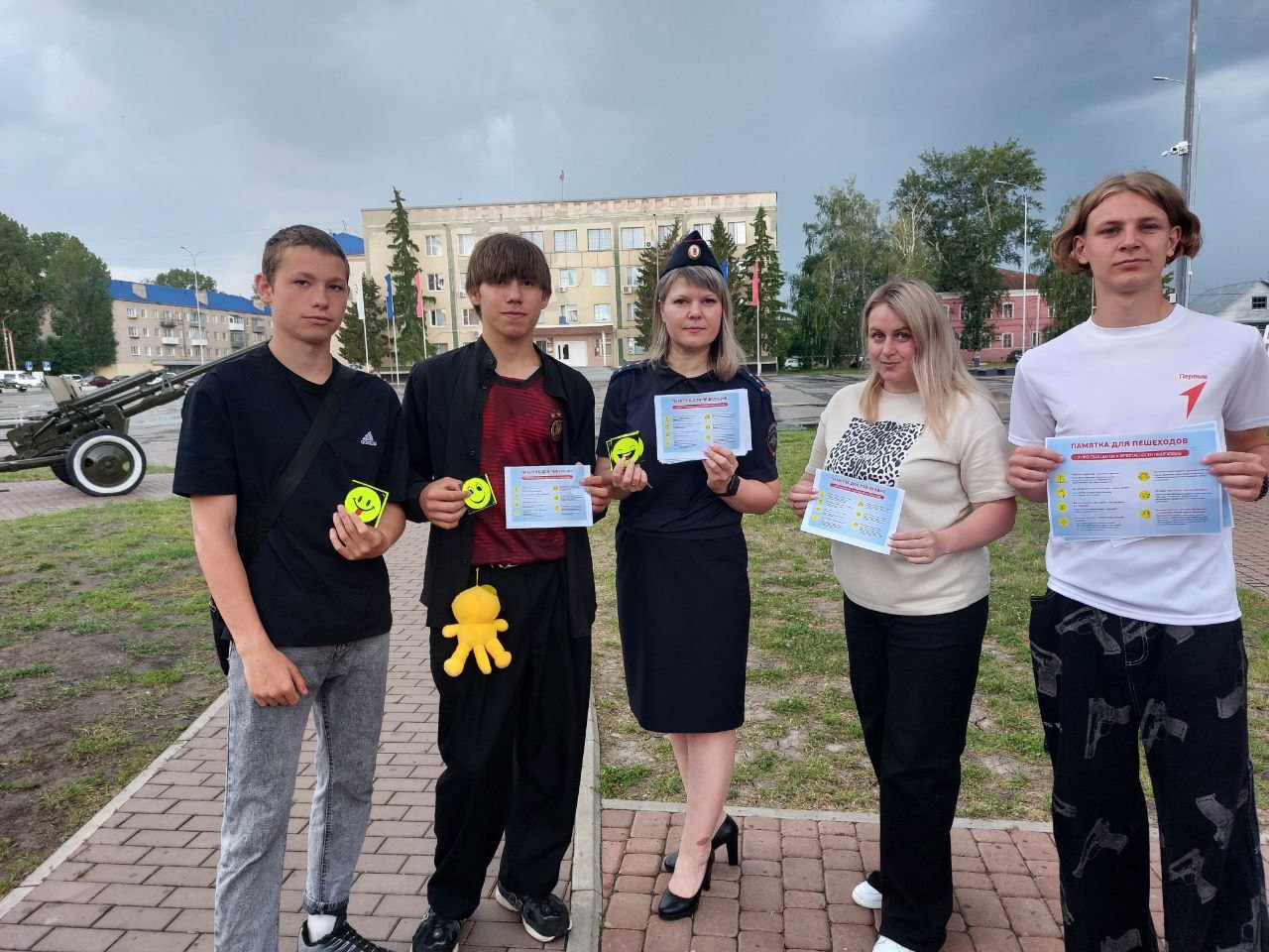  В Петровске сотрудники Госавтоинспекции и общественники провели акцию #ЮныйПешеход Сотрудники отделения Госавтоинспекции ОМВД России по Петровскому району вместе с членом общественного совета при ОМВД Региной Троценко, активистами РДДМ «Движение первых» и представителем «Дорожного патруля» провели на центральной площади города профилактическую акцию «Юный пешеход», цель которой – профилактика детского дорожно-транспортного травматизма и повышение уровня безопасности дорожного движения. Автоинспекторы вместе с помощниками напомнили детям и их родителям, что каникулы должны быть безопасными, рассказали о правилах перехода проезжей части, о важности использования пешеходами световозвращающих элементов в темное время суток и в условиях недостаточной видимости. В завершение бесед каждому участнику акции были вручены тематические памятки и световозвращающие наклейки.