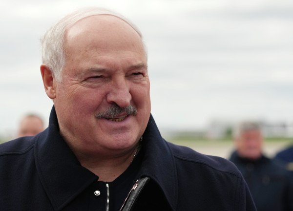 Александр Лукашенко заявил о планах подарить Владимиру Путину сыр «Президентский» По словам главы Белоруссии, иногда он передаёт корзины с продукцией в Кремль, и «они с удовольствием потребляют». Сегодня Лукашенко посещал завод компании «Молочный мир» в Гродненской области. Сотрудница предприятия показала ему твёрдый сыр «Президентский» с наклейкой, на которой изображён Дворец Независимости. «Нарисуй Кремль, я подарю Путину. В конце месяца он приедет, скажу: на тебе от «Молочного мира». Если передашь, я подарю», — сказал Лукашенко работнице предприятия. Подпишись на «Говорит Москва»