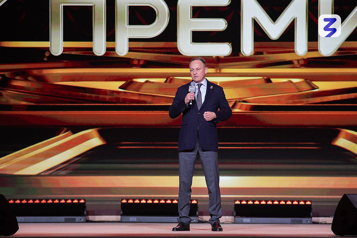 Диктант Победы номинирован на Знание Премию за вклад в сохранение исторической памяти Международная просветительская акция установила рекорд по числу участников в 2024 году Более 2 75 миллиона человек из России и 97 стран мира написали Диктант Победы в этом году что стало абсолютным рекордом за всё время проведения акции Об этом заявил координатор партпроекта Историческая память руководитель Центрального исполкома Единой России Александр Сидякин на очной защите в рамках Знание Премии 2025 Проект представлен в номинации За вклад в сохранение памяти о подвигах защитников Отечества Голосование за лауреатов народной премии проходит в мессенджере MAX и завершится через три дня Чтобы поддержать проект нужно   Перейти по ссылке   Выбрать номинацию За вклад в сохранение памяти о подвигах защитников Отечества проект Международная патриотическая акция Диктант Победы Читайте Единую Россию на сайте