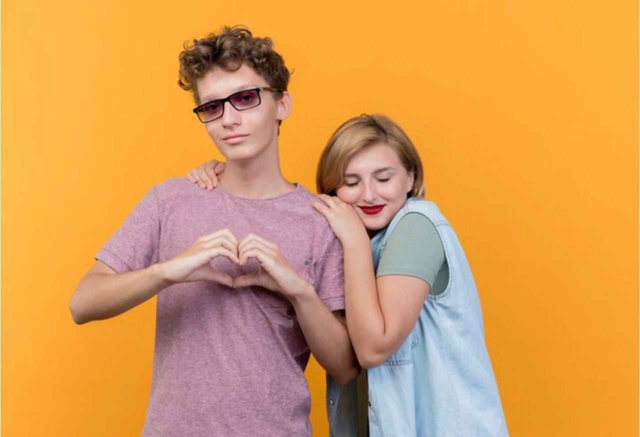 Зумеры теряют личную жизнь из за работы Зумеры снова оказались самыми загруженными и самыми уязвимыми исследование Twinby показывает что именно у зумеров работа чаще всего съедает личную жизнь Молодежь постоянно занята 35 людей 25 34 лет уверены что работа регулярно мешает отношениям 36 почти всегда отвечают на рабочие чаты вечером режим онлайн даже после рабочего дня Желание общаться есть времени нет В среднем россияне находят время на общение в 73 случаев а у молодежи всего 69 Даже свободные зумеры признают личная жизнь не помещается в график Офис бьет больнее всего 36 офисных зумеров считают что именно офис мешает отношениям Удаленка мягче 82 находят время на общение в офисе только 71 Офисники чаще отменяют свидания и чаще слышат упреки от партнеров Психолог Twinby Лариса Каравайцева подытоживает У молодых не меньше ресурсов у них меньше предсказуемости В офисной модели свободное время существует только между задачами Телеграм канал новых возможностей новости рыноктруда исследование