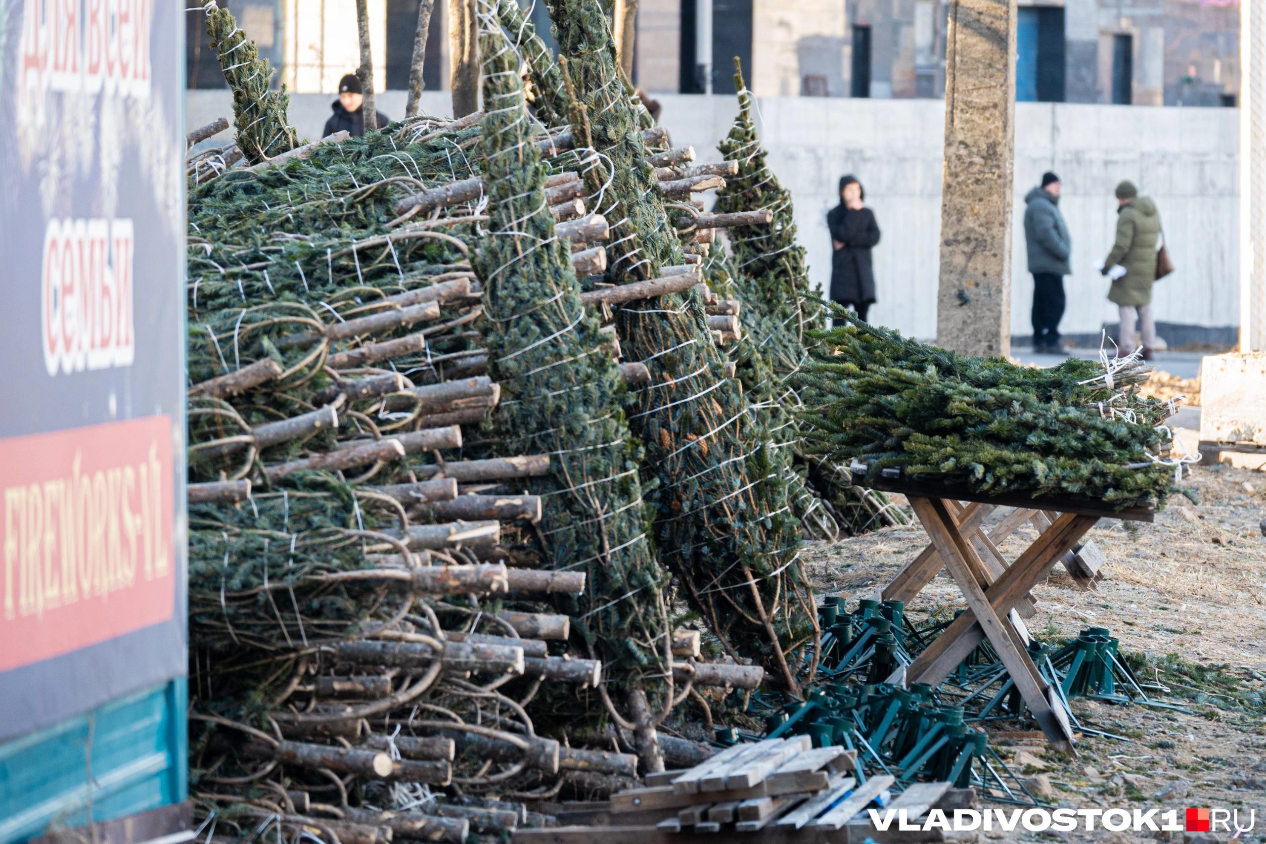 В Приморье ужесточили штрафы за нелегальную торговлю С 17 декабря за продажу ёлок цветов и других товаров вне установленных мест грозят серьёзные санкции Гражданам от 1 5 до 4 тысяч рублей Должностным лицам от 15 до 20 тысяч рублей Юридическим лицам от 60 до 80 тысяч рублей За повторное нарушение в течение года верхняя планка штрафа возрастёт до 100 тысяч рублей Решение принято для наведения порядка в сфере уличной торговли и защиты легального бизнеса Хотите поделиться новостью Написать в Приморье Онлайн