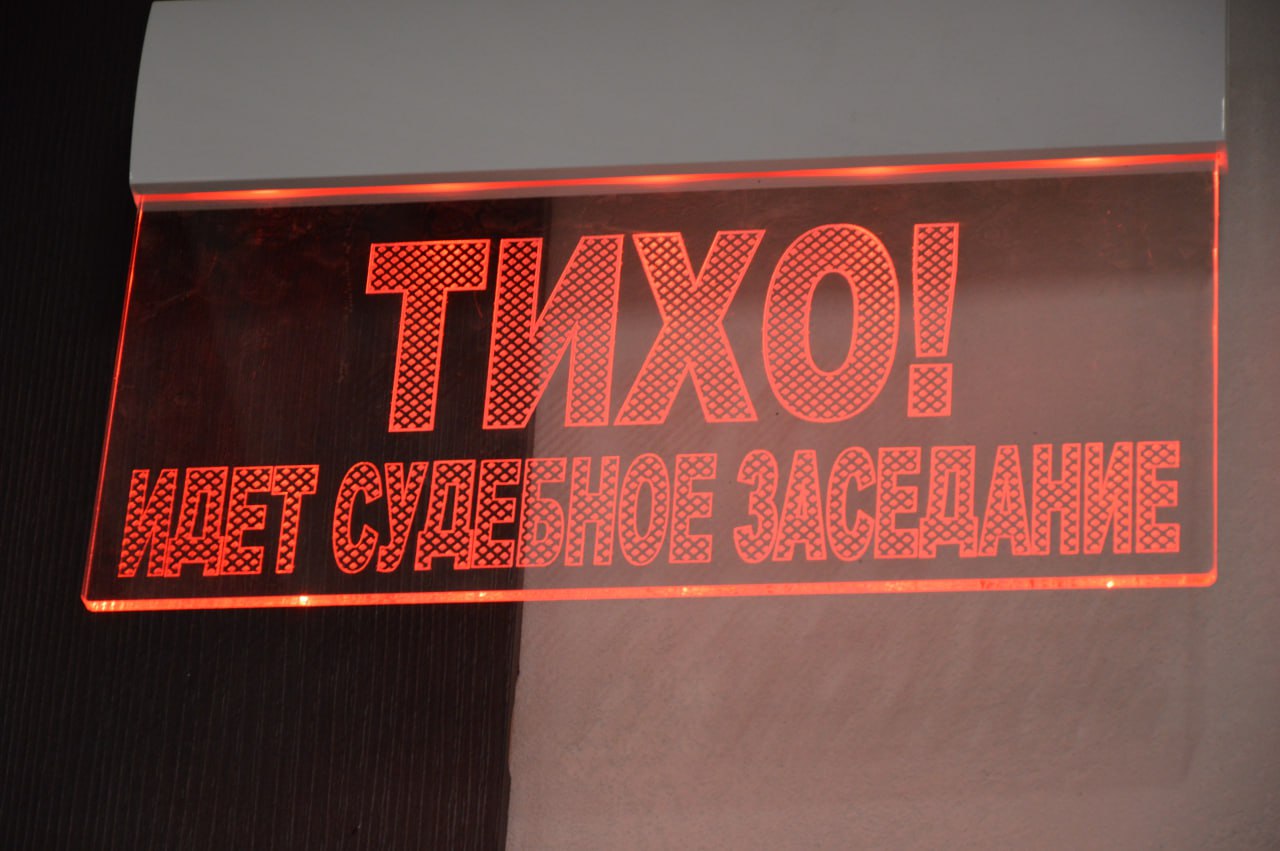 Суд разбирается в обстоятельствах производства и хранения контрафактного алкоголя В Первоуральском городском суде Свердловской области началось рассмотрение уголовного дела о производстве и хранении немаркированного алкоголя По версии обвинения трое обвиняемых М Вердиев Э Агаев и Э Шукуров входят в состав организованной преступной группы действовавшей с ноября 2024 по июль 2025 года По данным органов предварительного расследования группа не имея лицензии организовала цех по розливу спиртного в селе Новоалексеевка на территории промбазы Изумруд Готовая продукция без обязательных акцизных марок хранилась там же а также на складах в Екатеринбурге Логистика Урала и Берёзовском База Комплектации Ущерб государству от деятельности группы предварительно оценивается более чем в 7 миллионов рублей что квалифицируется как особо крупный размер На первом заседании подсудимые полностью признали свою вину по обвинению в организации незаконного производства и хранения алкоголя в целях сбыта пп а б ч 6 ст 171 1 УК РФ Суд перешел к судебном следствию в ходе которого были исследованы письменные материалы дела допрошены свидетели и подсудимые Следующее заседание назначено на 5 февраля стороны готовятся выступить в прениях Первоуральский городской суд