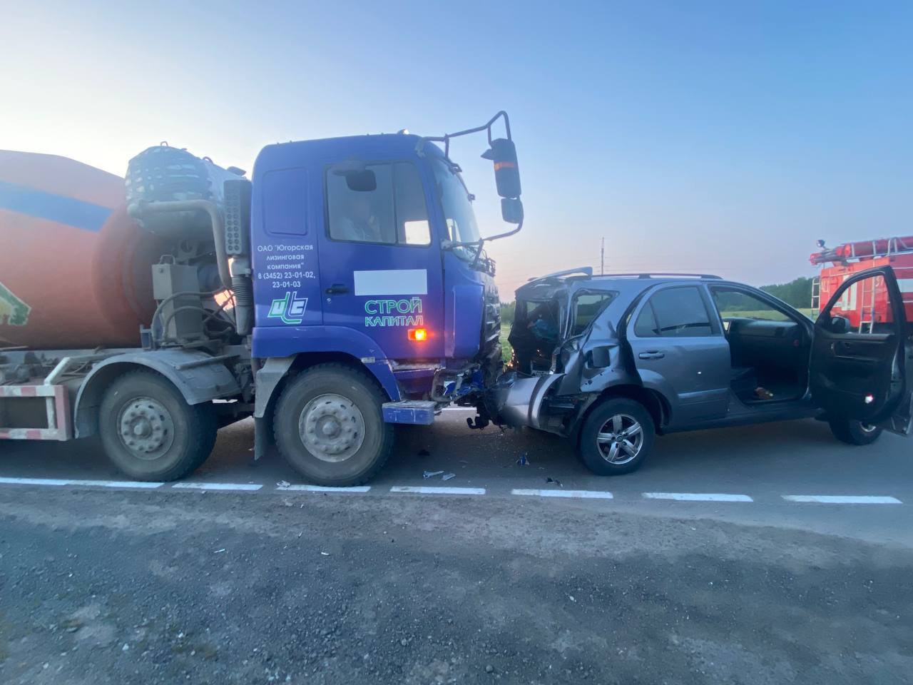 Бетономешалка протаранила легковушку под Тюменью Авария произошла вечером 12 июня на трассе Тобольск — Байгора. По предварительным данным, водитель бетономешалки не выдержал безопасную дистанцию и въехал в заднюю часть Kia. В ДТП травмы получили 48-летняя женщина-водитель и ее 7-летний пассажир. Обстоятельства выясняются. : Госавтоинспекция Тюменской области
