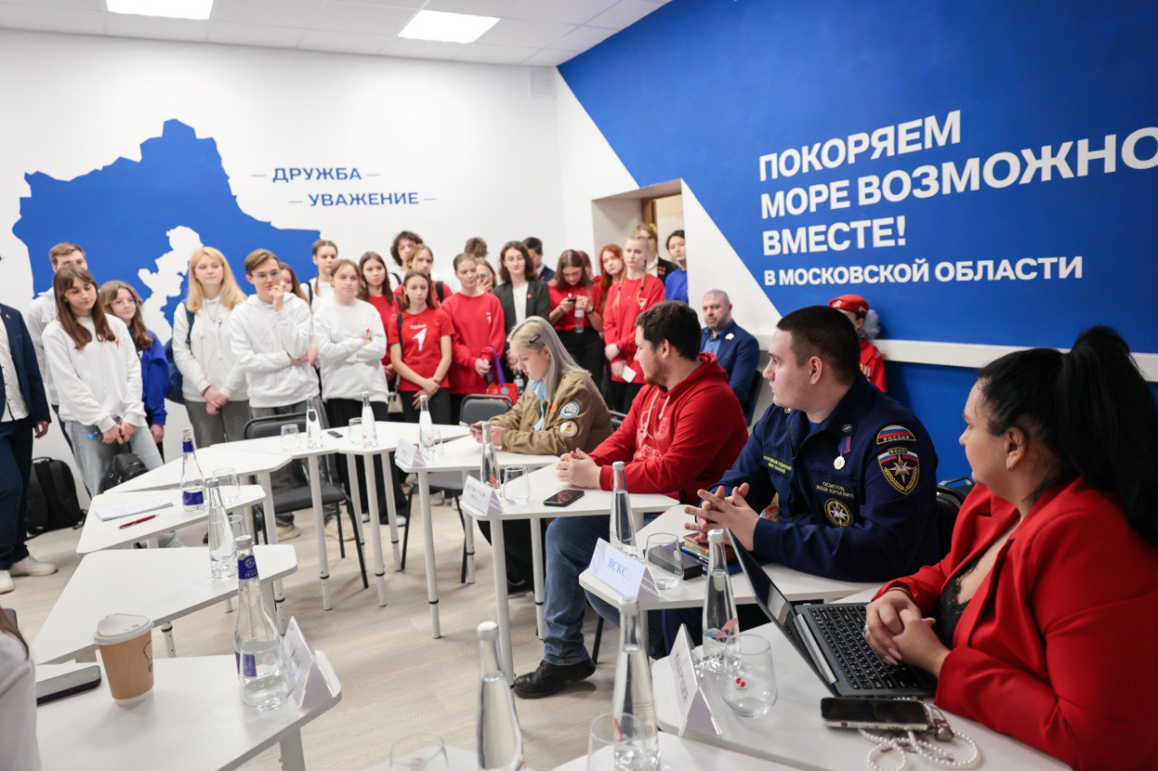 Встречу НКО провели в Доме «Движения первых» в Мытищах   Первую встречу в открывшемся Доме «Движения первых» провели с руководителями некоммерческих молодежных организаций Московской области. В их состав вошли волонтерская рота «Боевого братства», молодая гвардия «Единая Россия», Российский студенческий отряд, Всероссийский студенческий корпус спасателей и Юнармии.    На встрече обсудили взаимодействие и общие проекты, реализуемые с Движением первых, в пример привели их совместный проект с Юнармией – спортивно-патриотической игры «Зарница».    «Мы послушали всех руководителей некоммерческих организаций, их предложения и ответили на вопросы, которые возникли в ходе совещания», – отметил главный инспектор отдела социально-значимых проектов Министерства информации молодежной политики Московской области Никита Буслаев.   Встречу также посетили представители региональных отделений общероссийского общественно-государственного движения детей и молодежи. Ребятам рассказали о деятельности каждой организации.   #мытищи_новости