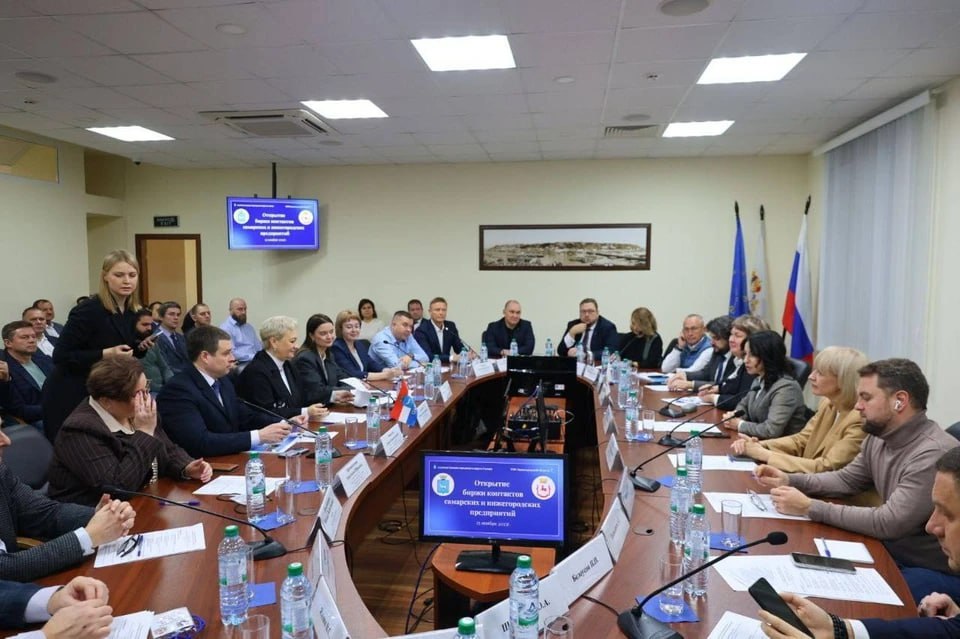 Самарские компании принимают участие в бизнес миссии в Нижегородской области В Нижегородской области 25 26 ноября 2025 года проходит межрегиональная бизнес миссия В ней принимают участие 16 предприятий Самары Они уже провели более 220 переговоров с местными компаниями Организаторами мероприятия выступили администрация Самары и Минпромторг Нижегородской области совместно с региональным центром Мой бизнес В рамках первого дня работы самарская делегация подписала ряд соглашений Достигнуты договоренности о сотрудничестве с нижегородскими компаниями которые занимаются производством химической продукции в том числе бытового назначения сельскохозяйственным машиностроением и оптовыми поставками металлопроката В течение двух дней делегация из Самары намерена посетить предприятия Нижнего Новгорода Выксы Арзамаса Кстова и Дзержинска Подпишись на truekpru63 Мы в MAX