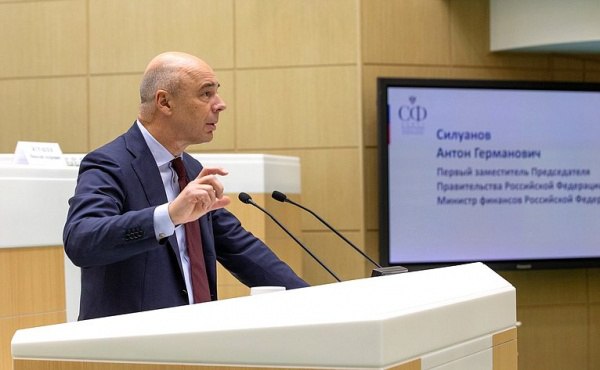 Силуанов вступился за сверхбогатых людей и банки: "С ними нельзя перегибать палку!" — Что касается повышения налогов для банков и сверхбогатых людей: это серьезное изменение, а мы договорились, что в ближайшие годы ставки по налогам повышать не будем. Богатые люди тоже платят налоги, если мы тут палку перегнем, то у них будет больше стимулов уходить в тень. А банкам нужна прибыль для их капитализации с тем, чтобы они могли выдавать кредиты, — заявил сегодня министр финансов Антон Силуанов в Госдуме.