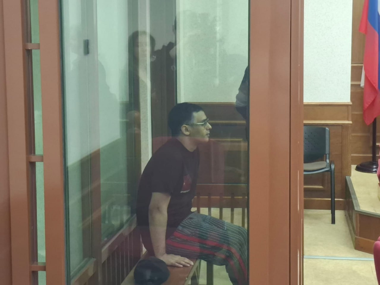 Свердловский областной суд приговорил студента Уральского государственного медицинского университета из Йемена, 22-летнего Каида Рами Салех Яхья, который домогался екатеринбурженок на улицах Екатеринбурга, к 6 годам колонии строгого режима и запрету работать с детьми в течение 7 лет. Об этом сообщил корреспондент ЕАН из зала суда. Каида Рами обвиняли по п. «б» ч. 3 ст. 242 УК РФ «Незаконное изготовление в целях распространения и распространение порнографических материалов, с использованием сети «Интернет», чч. 1, 5 ст. 132 УК РФ «Насильственные действия сексуального характера, в том числе в отношении лица, не достигшего 14-летнего возраста, в отношении двух и более несовершеннолетних». Фото: пресс-служба Свердловского областного суда