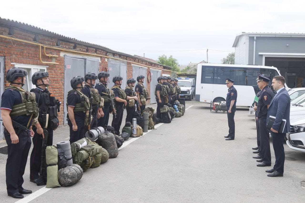 Руководитель областной полиции проверил оперативно-служебную деятельность МО МВД России «Шолоховский» и провёл личный приём граждан Начальник ГУ МВД России по Ростовской области генерал-лейтенант полиции Александр Речицкий в рамках рабочей поездки посетил МО МВД России «Шолоховский». Руководитель регионального главка проверил организацию оперативно-служебной деятельности, техническое оснащение, морально-психологический климат в коллективе и готовность сотрудников к несению службы. Он осмотрел дежурную часть, комнату хранения оружия, служебные помещения и прилегающие территории, а также принял участие в приёме-сдаче дежурства следственно-оперативной группы в формате видеоконференцсвязи. Во время строевого смотра начальник главка оценил внешний вид и экипировку сотрудников, а также техническое состояние автотранспорта. Были обозначены приоритетные направления деятельности, в числе которых — борьба с киберпреступностью, работа с лицами, состоящими на профилактическом учёте, взаимодействие с казачеством, а также соблюдение служебной дисциплины. Кроме того, генерал-лейтенант полиции Александр Речицкий провёл личный приём граждан в администрации Верхнедонского района. Поднимались вопросы, касающиеся обеспечения правопорядка, профилактики правонарушений и правовой защиты. По каждому обращению даны конкретные поручения, по результатам которых будут проведены проверки с обязательным информированием заявителей. Также начальник областного главка побывал в Отделении полиции, дислоцированном в станице Казанской, где оценил состояние помещений, оснащённость и организовал строевой смотр личного состава. Рабочая поездка завершилась участием главы регионального главка МВД в учебных стрельбах, организованных для сотрудников МО МВД России «Шолоховский». #gumvdro #мвд #мвд61 #МВДРоссии #полиция #ростов #ростовскаяобласть