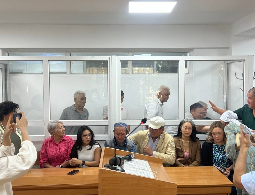 В Казахстане осудили противников строительства Россией первой АЭС в республике Нурлана Жаулибаева Жаната Казакбая Фазылжана Сыздыкова Нурлана Темиргалиева и Айдара Мубаракова признать виновным по статье 272 части 3 УК РК призывы к неподчинению законным требованиям властей и к массовым беспорядкам прим ЮСН и назначить каждому из них по 4 ограничения свободы приводит портал Власть слова судьи озвученные в ходе заседания в Алматинском районном суде 26 августа Кроме того в течение пяти лет каждому из осужденных запрещено создавать политические партии и заниматься общественной деятельностью Южная служба новостей