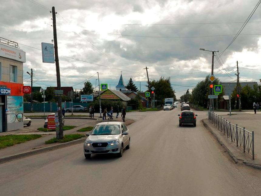 Проанализировав многочисленные обращения омичей, департамент транспорта внесет изменения в режим работы светофорного объекта, установленного на пересечении улиц Авиационная и 12 Декабря.   С целью исключения конфликтов встречных транспортных потоков, движение по улице Авиационная будет осуществляться на разрешающие сигналы светофора в разных фазах светофорного регулирования. Это поможет не только снизить риск возникновения аварийных ситуаций, но и улучшить пропускную способность на данном участке.  Призываю всех без исключения участников дорожного движения строго руководствоваться сигналами светофора и Правилами дорожного движения.