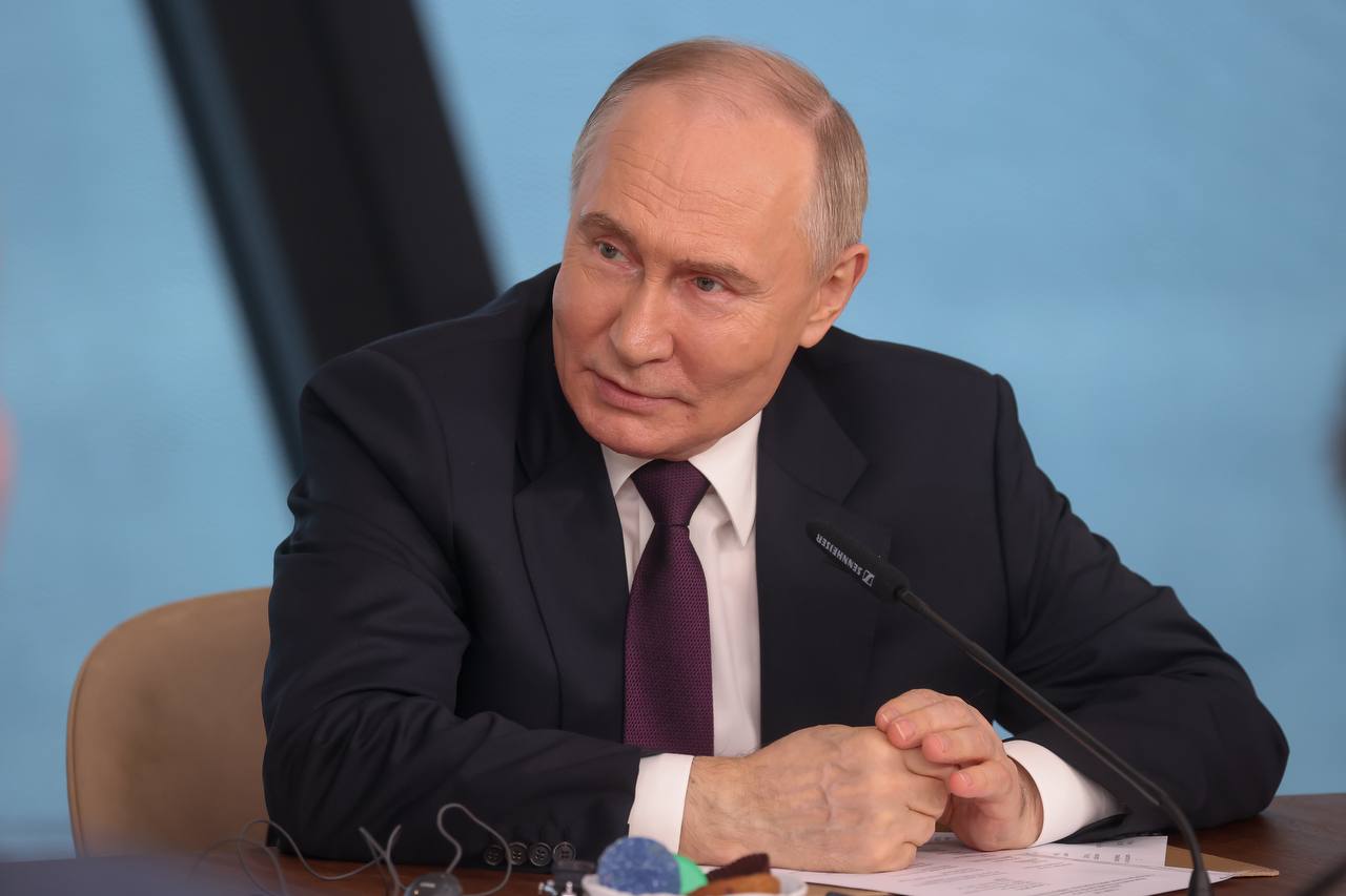 Владимир Путин направил приветствие участникам Петербургского международного экономического форума 2025 года. В своем обращении российский лидер подчеркнул значимость ПМЭФ как авторитетной международной площадки, объединяющей политиков, представителей деловых, научных и экспертных кругов из многих стран. «Центральное место в программе форума занимают темы технологий и цифровой трансформации как важнейших факторов лидерства в современном мире, создания комфортной среды для жизни и самореализации людей. Также предстоит обменяться мнениями по проблемам, касающимся демографии и производительности труда, науки и образования, здравоохранения и социальной защиты», — говорится в приветствии президента Российской Федерации. Глава государства выразил уверенность, что дискуссии в рамках ПМЭФ будут плодотворными и внесут свой вклад в поиск ответов на актуальные вызовы, стоящие перед человечеством. Подробнее