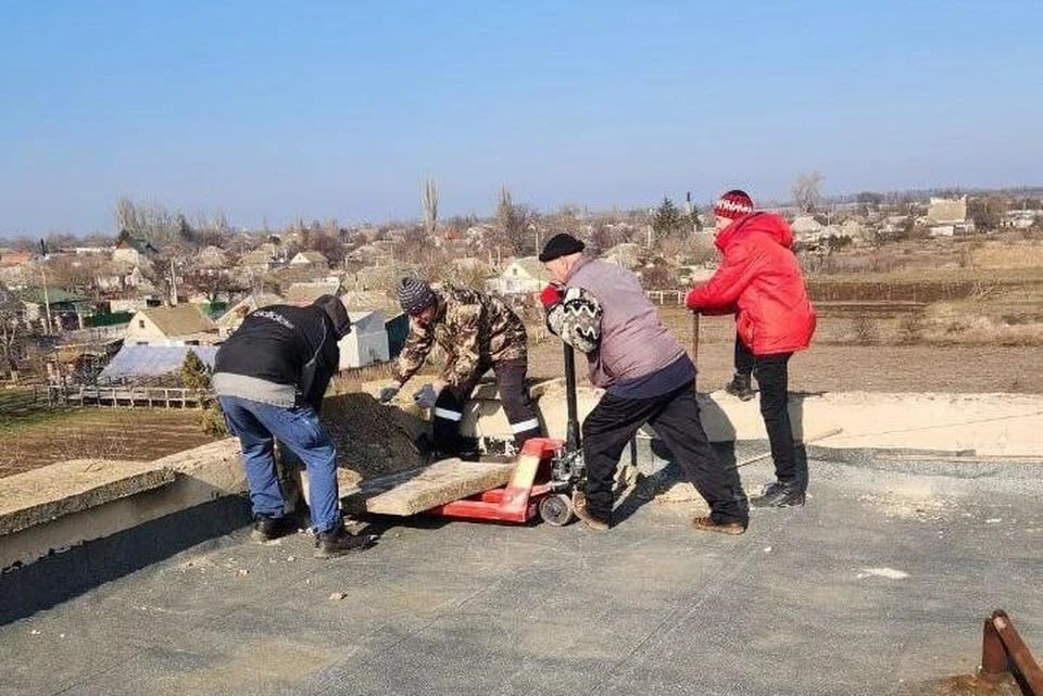 В Каланчакской центральной районной больнице начался капремонт крыши    Капитальный ремонт крыши амбулаторно-поликлинического отделения стартовал в Каланчакской центральной районной больнице. Как и работающие в ней медики, строители также приехали из шеф-региона Мордовия.  «В Каланчак прибыли необходимые стройматериалы для начала ремонта, а также бригада рабочих, которые уже приступили к его выполнению. Также Каланчакскую ЦРБ посетил замруководителя администрации главы и правительства Мордовии Александр Сайгачев, чтобы обсудить предстоящие работы с главврачом Натальей Цой», – сообщает администрация Каланчакского округа.  Анонсировано, что замена крыши в больнице закончится летом 2025 года, это считается одной из основных задач Республики Мордовии в подшефном Каланчакском округе. Также шефы планируют в 2025 году построить новую газовую котельную в Гавриловской школе, заменить окна в детсаду «Колосок» в поселке Максима Горького, пострадавшем от обстрела ВСУ.