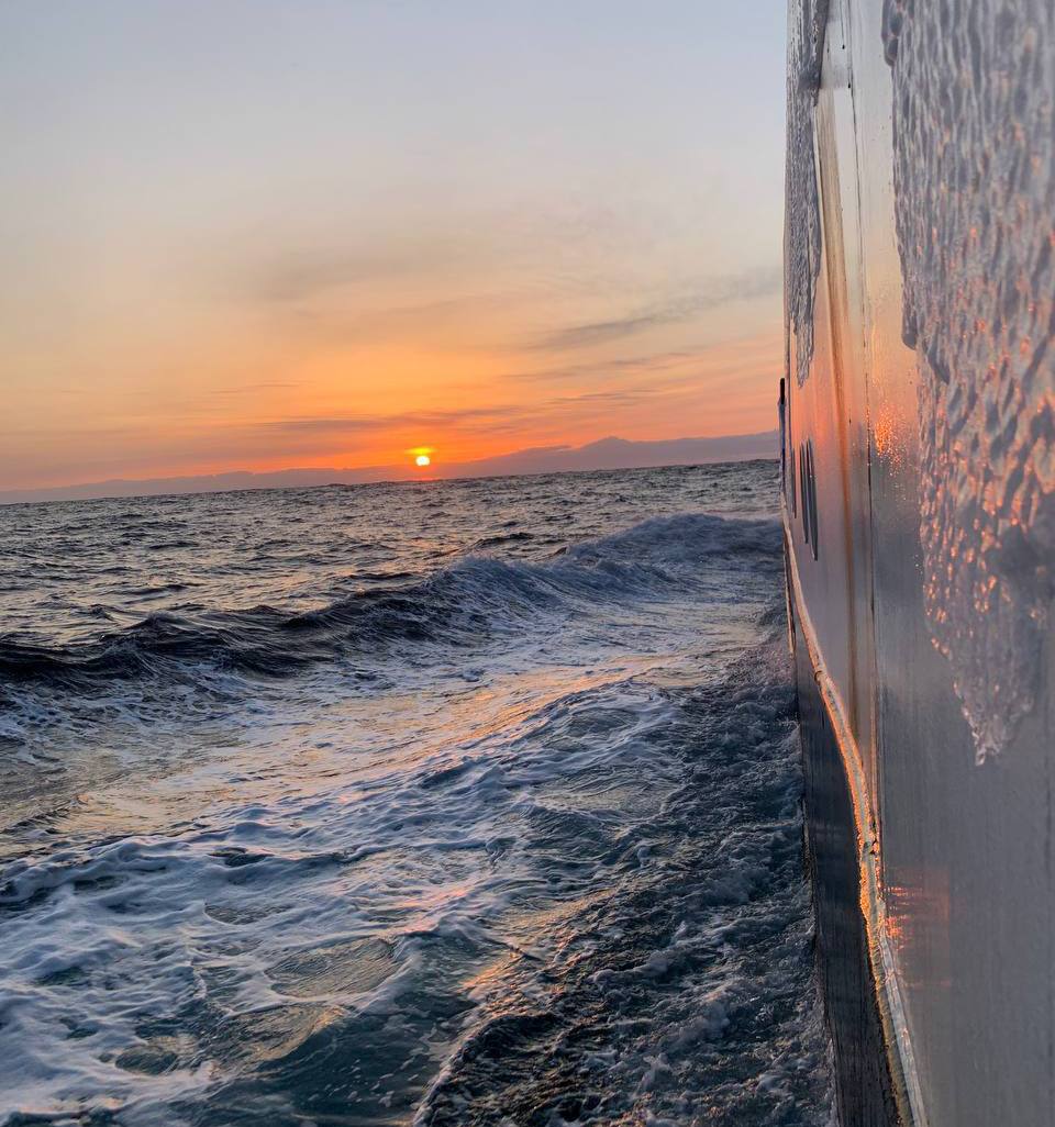 Российские Гонцы стабильно передают позиции промысловых судов в систему мониторинга Судовые земные станции Гонец которые с января 2026 года стали использоваться в качестве основных технических средств контроля ТСК на судах рыбопромыслового флота обеспечивают бесперебойную передачу данных о местоположении судов в ГИС Отраслевая система мониторинга ОСМ Росрыболовства В соответствии с приказом Минсельхоза 250 с 1 января 2026 года отрасль для этих целей перешла на использование исключительно российских орбитальных группировок Гонец Ямал и Экспресс Применение британских спутниковых станций Инмарсат на судах в качестве технических средств контроля ТСК запрещено На сегодняшний день Гонцами оснащены 900 судов или 100 от участвующих в промысле на текущий момент Оснащению подлежат еще 135 судов которые выйдут на промысел во втором полугодии 2026 года За первый месяц работы Гонцов в качестве основных ТСК Центр системы мониторинга рыболовства и связи не зафиксировал сбоев в передаче данных о местоположении судов Высказанные в конце прошлого года опасения рыбаков в связи с окончанием периода перехода исключительно на отечественные ТСК не подтвердились Судовые спутниковые станции Гонец показали в январе стабильную и бесперебойную работу Позиции передаются в штатном режиме за редким исключением когда судно попадает в зону действия сильных внешних помех что может иметь место в районе портов по независящим от системы Гонец причинам О таких случаях нам известно все обращения капитанов и судовладельцев оперативно отрабатываются отметил начальник ЦСМС Александр Михайлов Наряду со станциями Гонец как ТСК может использоваться судовая аппаратура автоматической идентификационной системы АИС и в качестве дополнения в случае выхода из строя Гонца или АИС терминал VSAT Фото Работа в РРПК