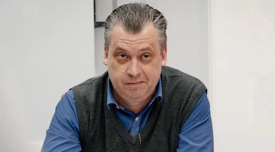 Политолог Абросимов: власти Ростовской области не особо обеспокоены повышением явки избирателей Ростовские власти обнародовали сумму, которую они планируют потратить на стимулирование электоральной активности в преддверии масштабных выборов 2025 года. На агитационную пропаганду и рекламу из областного бюджета будет выделено 40 млн рублей. Инструмент АПМ до сих пор востребован, поскольку подходящих аналогов пока не нашли, однако сумма явно не соответствует масштабу предстоящей кампании, сказал в разговоре с «Клубом Регионов» политолог Дмитрий Абросимов. Инструменты в интернете рассчитаны прежде всего на молодежную аудиторию, которая не особо интересуется выборами. Плакаты, газеты, уличные стенды в качестве традиционных средств нацелены на более возрастную аудиторию – людей, кто реально придет на выборы, – поделился мнением Абросимов. Политолог считает, что 40 млн рублей на АПМ – это небольшая сумма в сравнении с бюджетами предыдущих избирательных кампаний, тем более учитывая масштаб нынешних выборов. В этом году предстоят выборы губернатора, а также депутатов муниципальных гордум, а названная сумма предполагает небольшой объем рекламы за непродолжительный период времени, – прокомментировал Абросимов. Эксперт прогнозирует, что сумма на АПМ будет в итоге больше: средства для повышения активности электората выделят также власти муниципалитетов, где в этом году запланированы выборы. Дополнительно также будут выделены бюджеты на АПМ в Ростове, Шахткаменске, Волгодонске. Ситуация будет также зависеть от конкурентов врио губернатора Юрия Слюсаря – насколько они будут вовлечены и активны в своих агитационных кампаниях, – подчеркнул Абросимов. При этом эксперт считает, что вопрос низкой явки в Ростовской области не является в этом году ключевым, поскольку «для нового губернатора при управляемом голосовании низкая явка будет большим плюсом, позволив ему получить высокий процент голосов». #МнениеНаКлубеРегионов